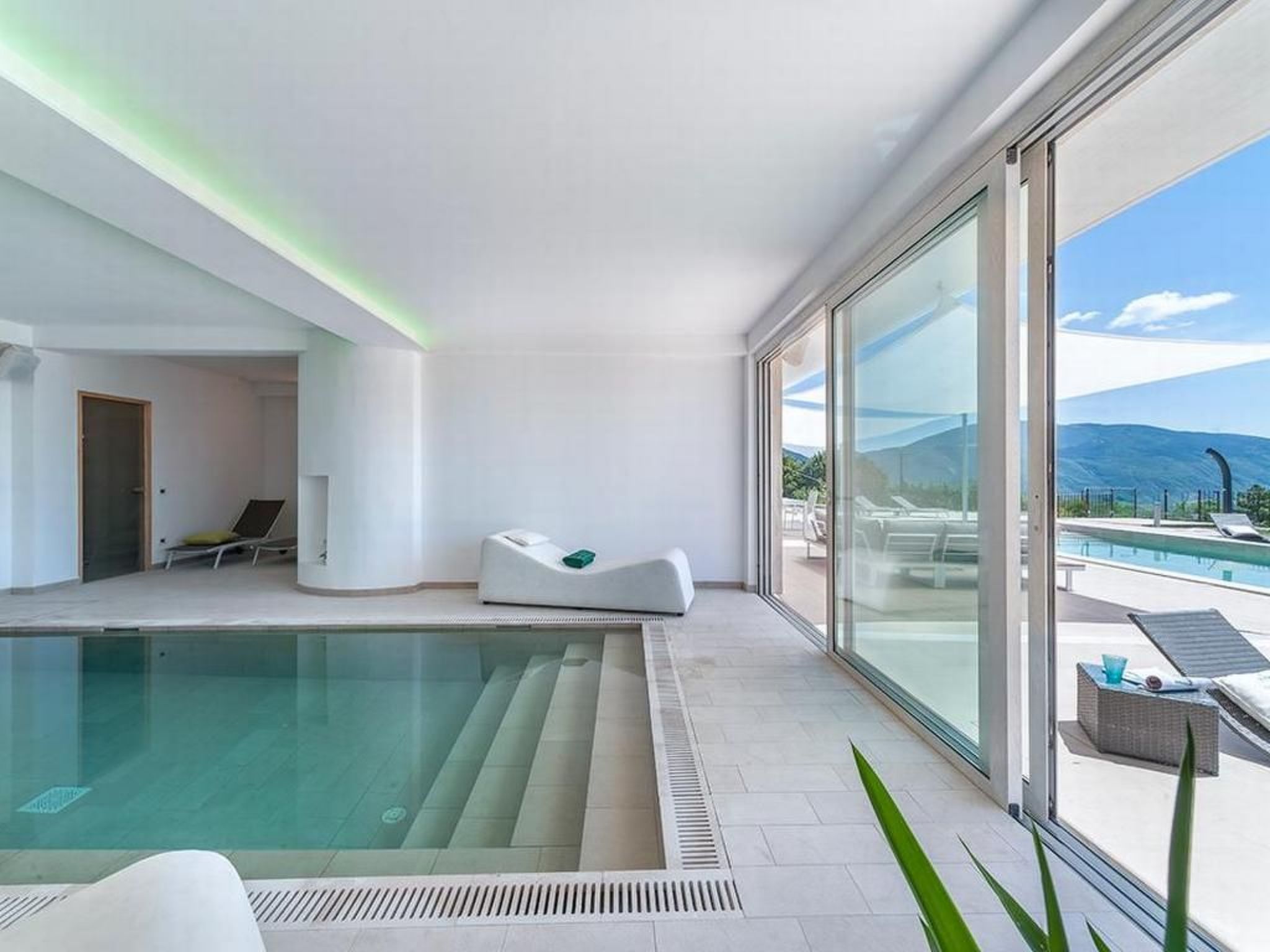 Villa Montefalcone, Außen- und Innenpool-Binnen