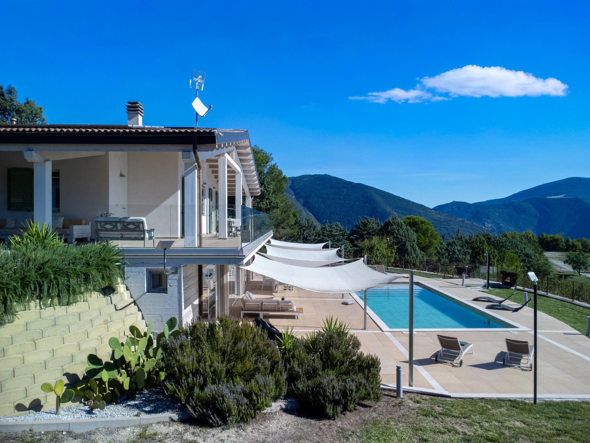 Villa Montefalcone, Außen- und Innenpool-Binnen