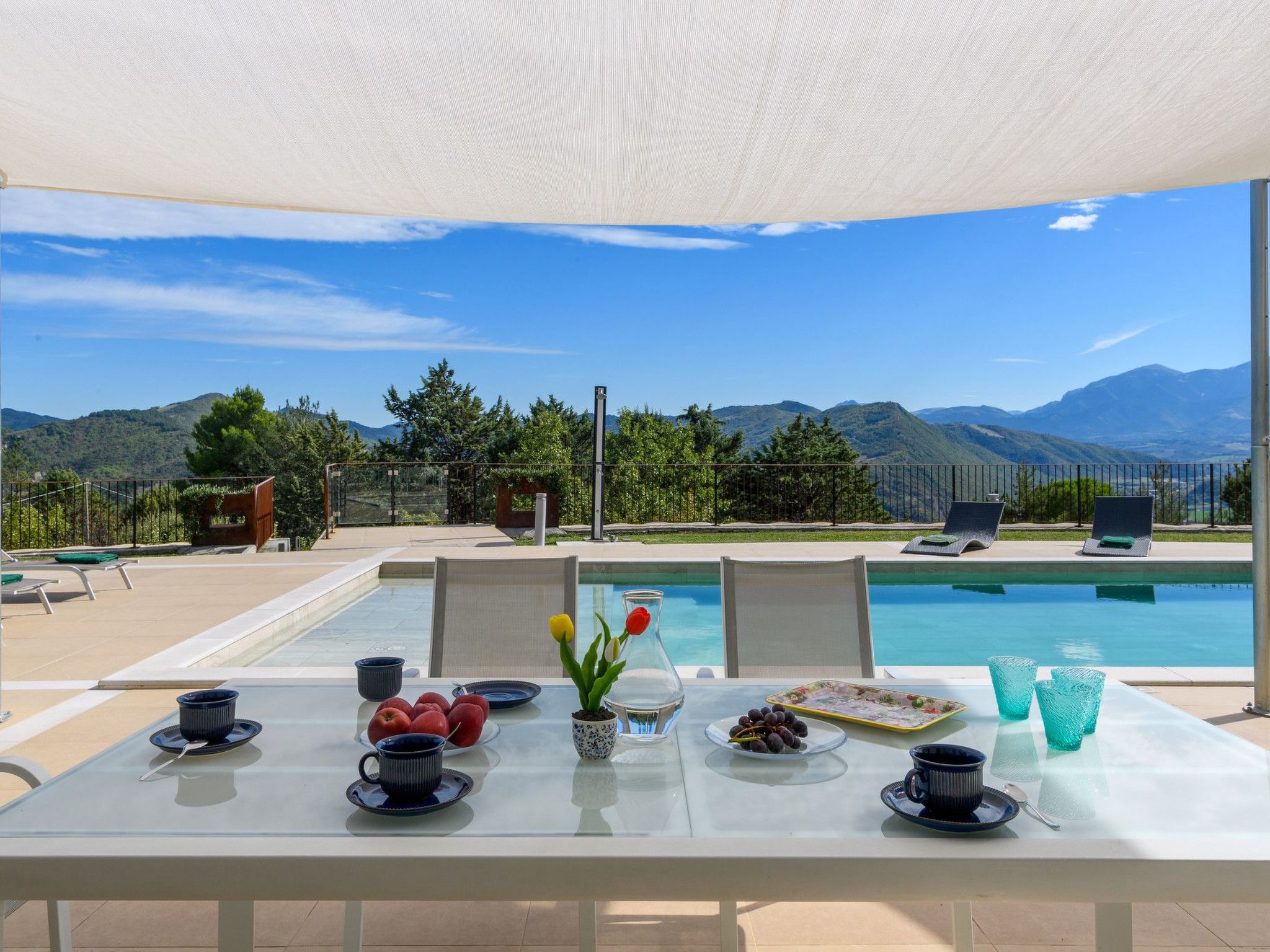 Villa Montefalcone, Außen- und Innenpool-Binnen