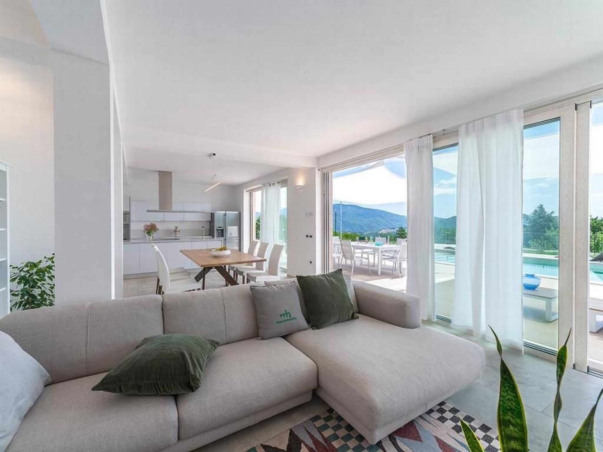 Villa Montefalcone, Außen- und Innenpool-Binnen