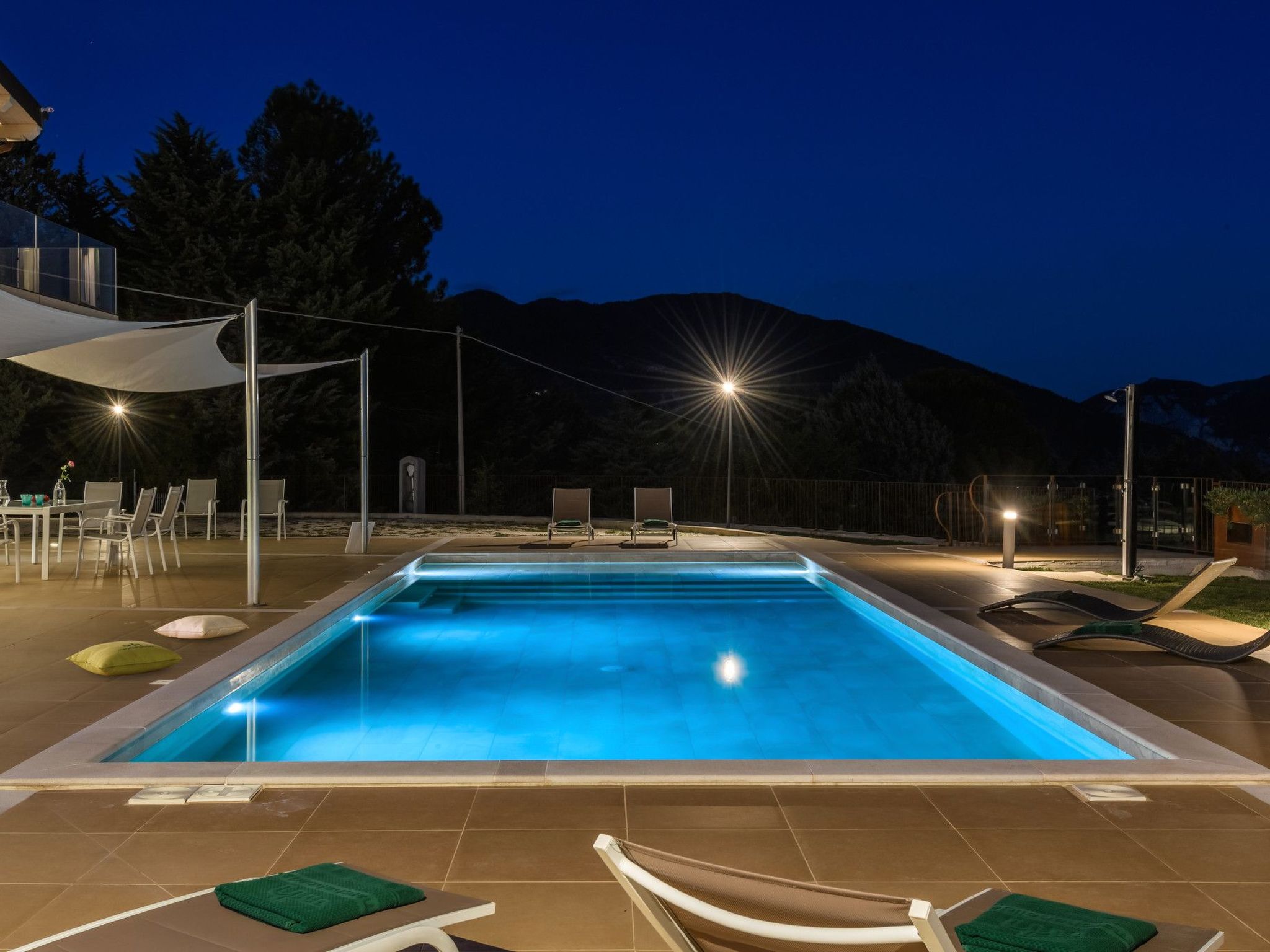 Villa Montefalcone, Außen- und Innenpool-Binnen