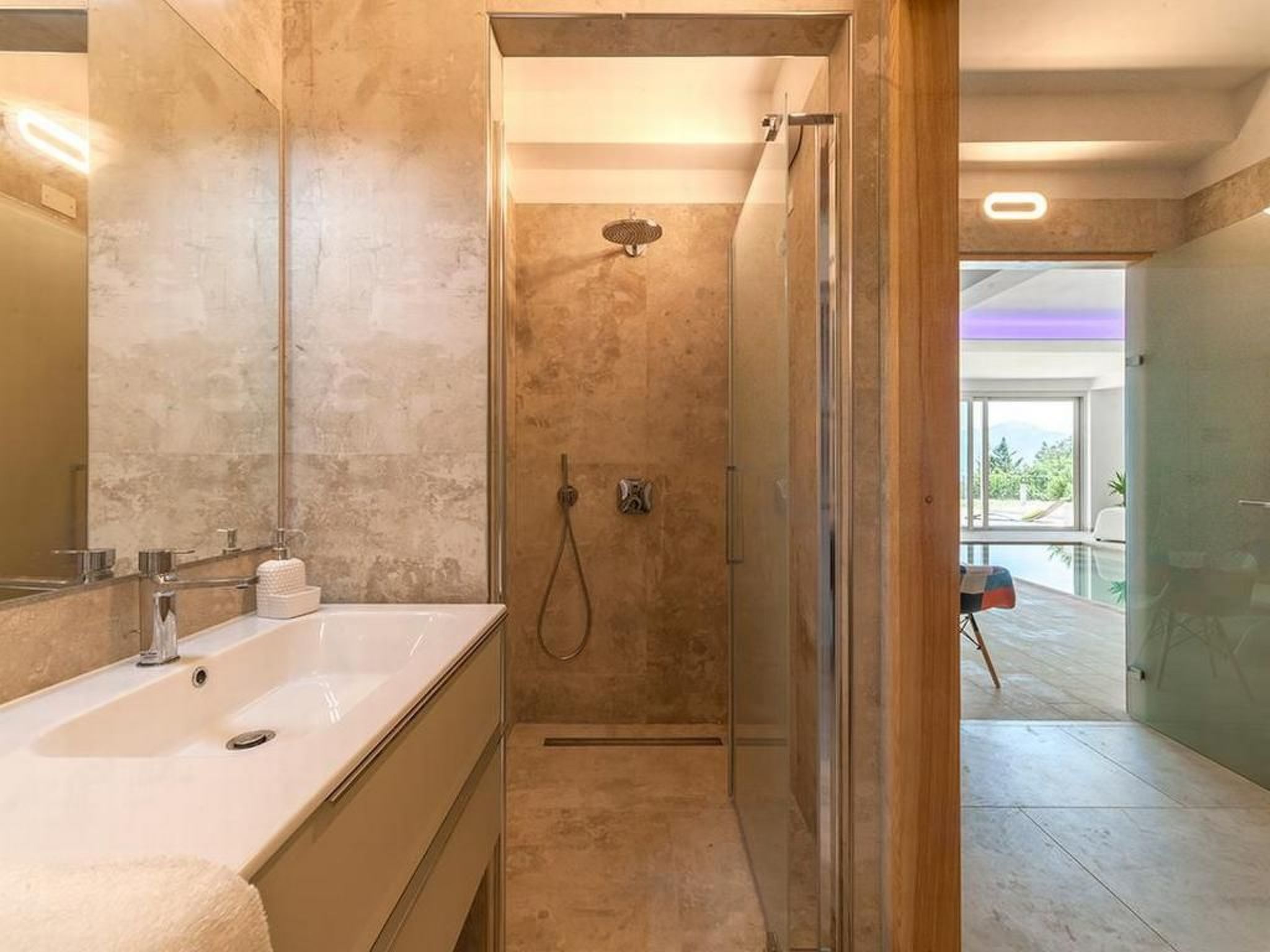 Villa Montefalcone, Außen- und Innenpool-Binnen