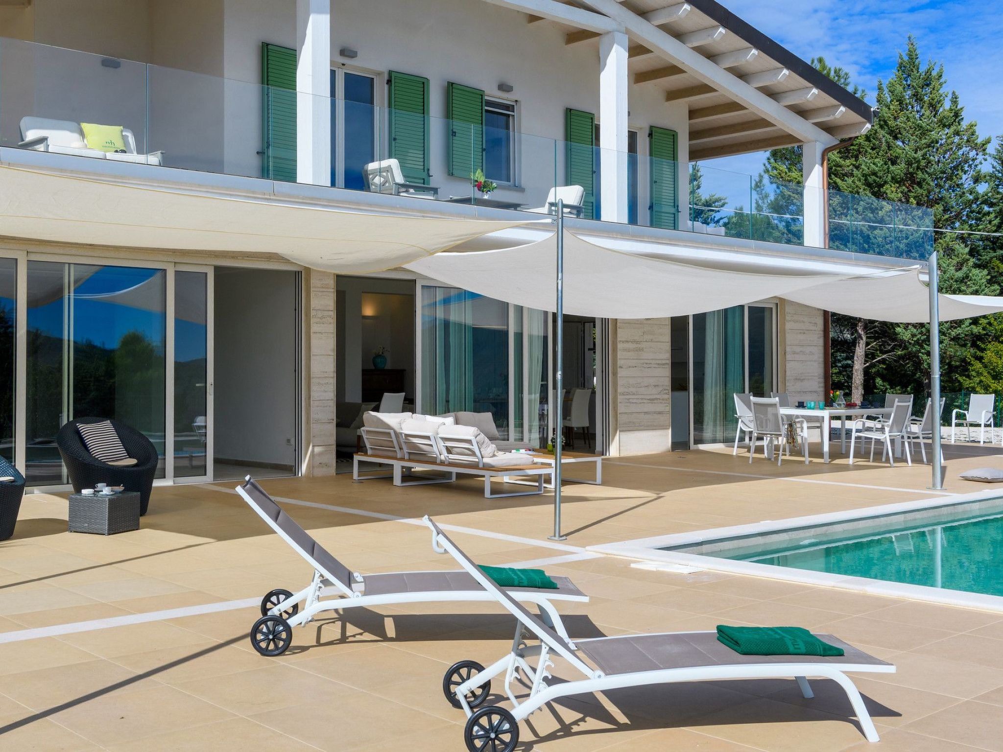 Villa Montefalcone, Außen- und Innenpool-Binnen