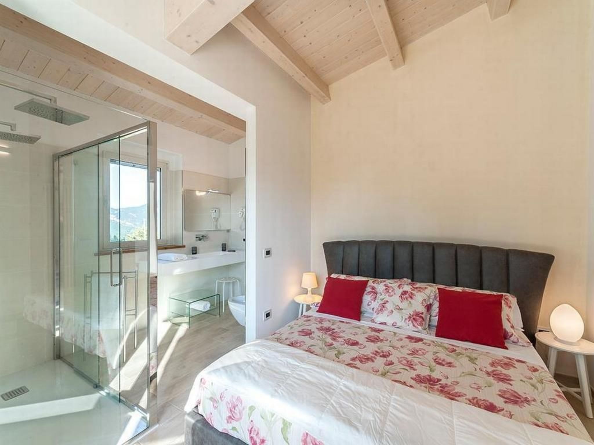 Villa Montefalcone, Außen- und Innenpool-Binnen