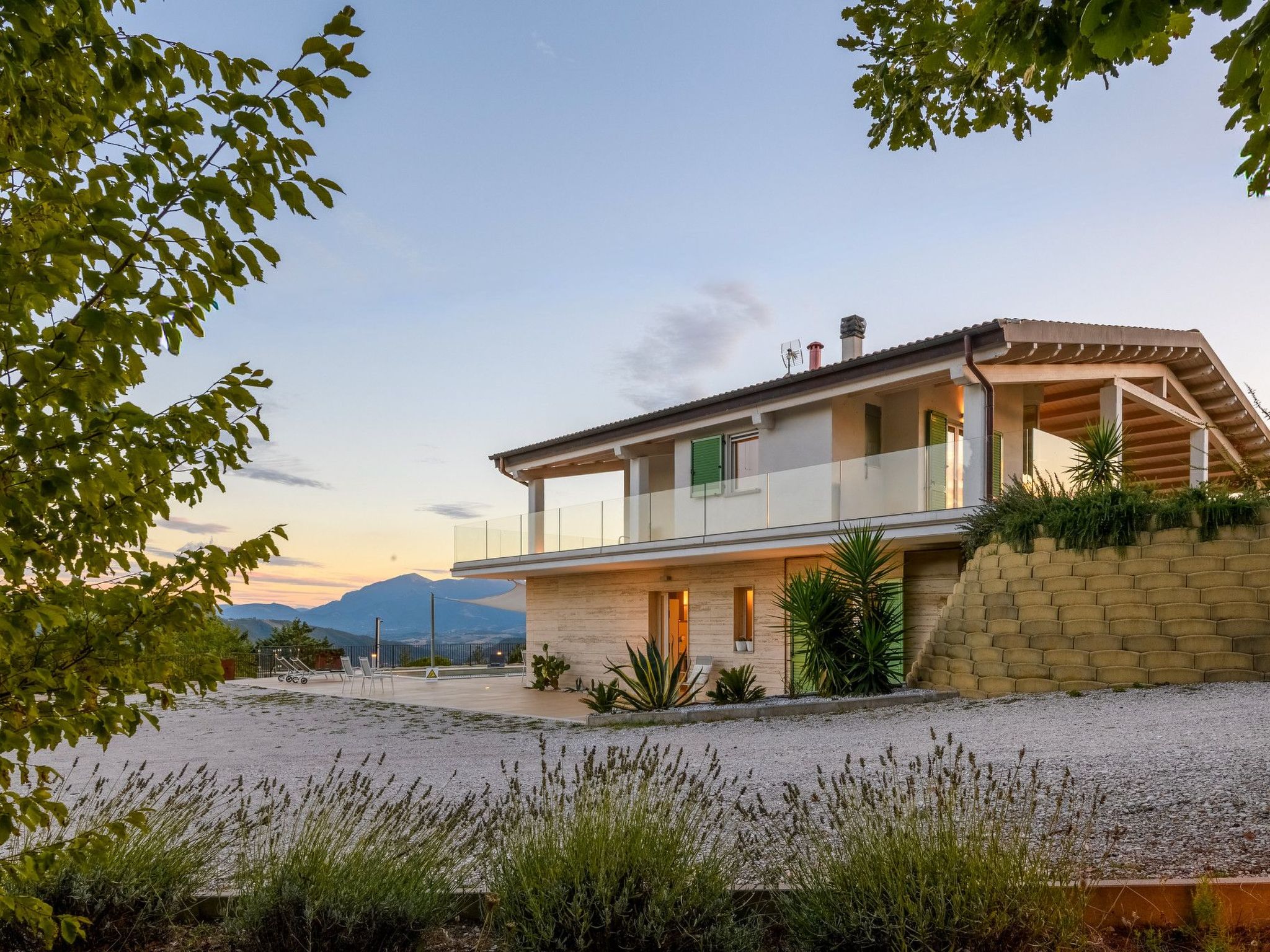 Villa Montefalcone, Außen- und Innenpool-Binnen