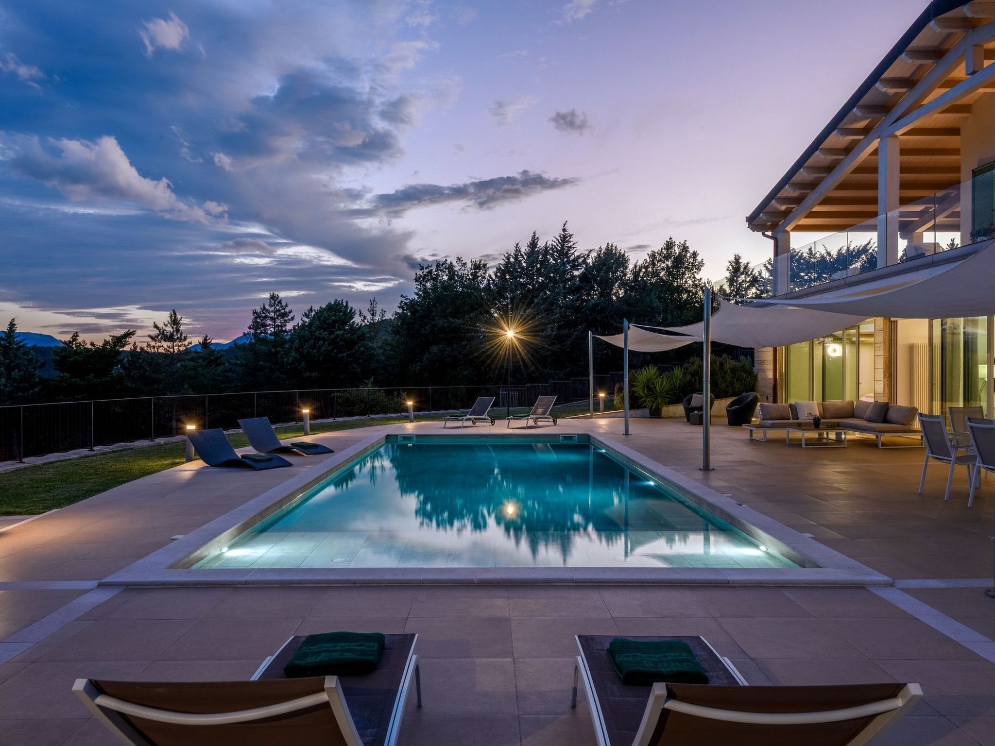 Villa Montefalcone, Außen- und Innenpool-Binnen