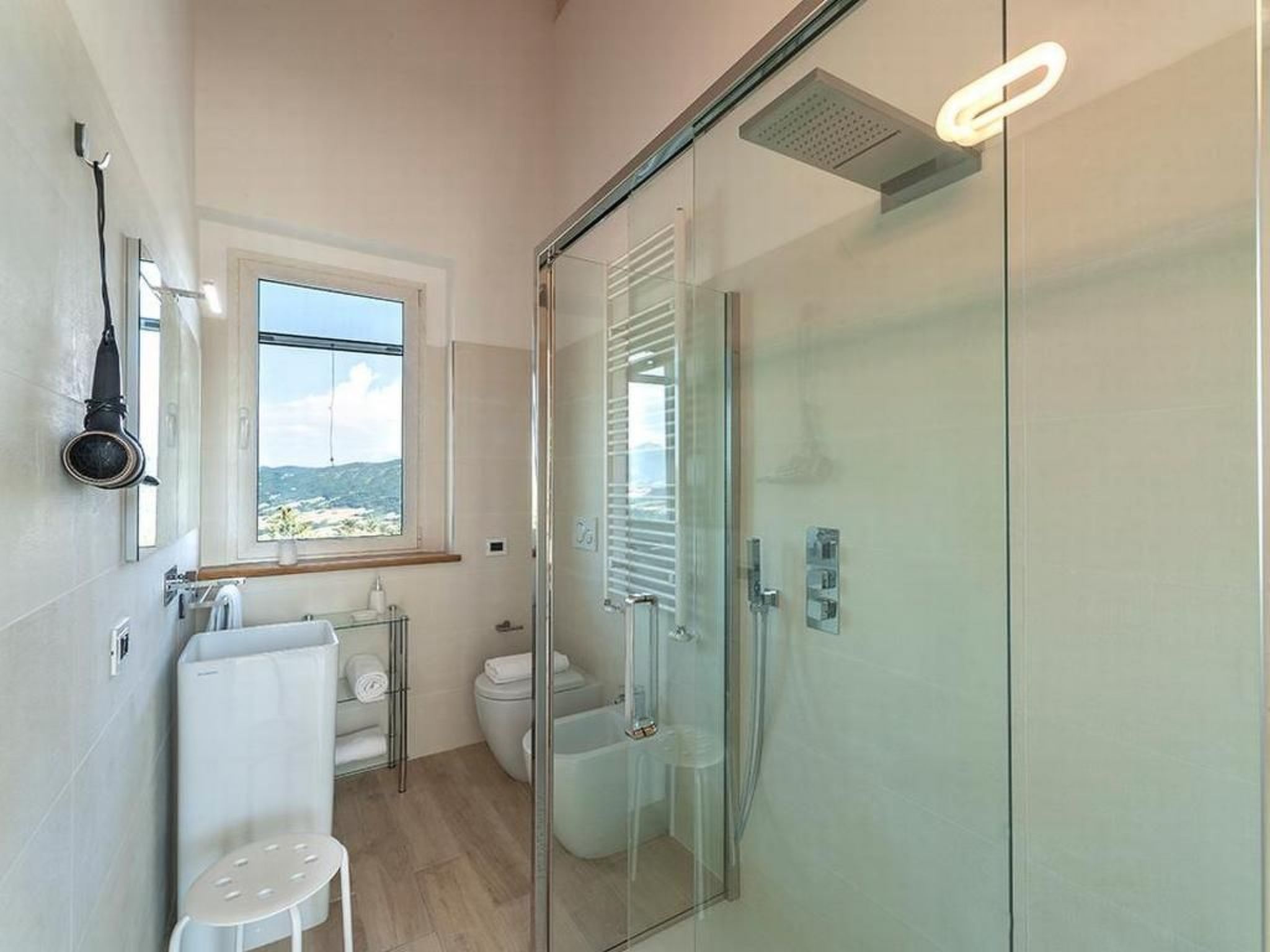 Villa Montefalcone, Außen- und Innenpool-Binnen