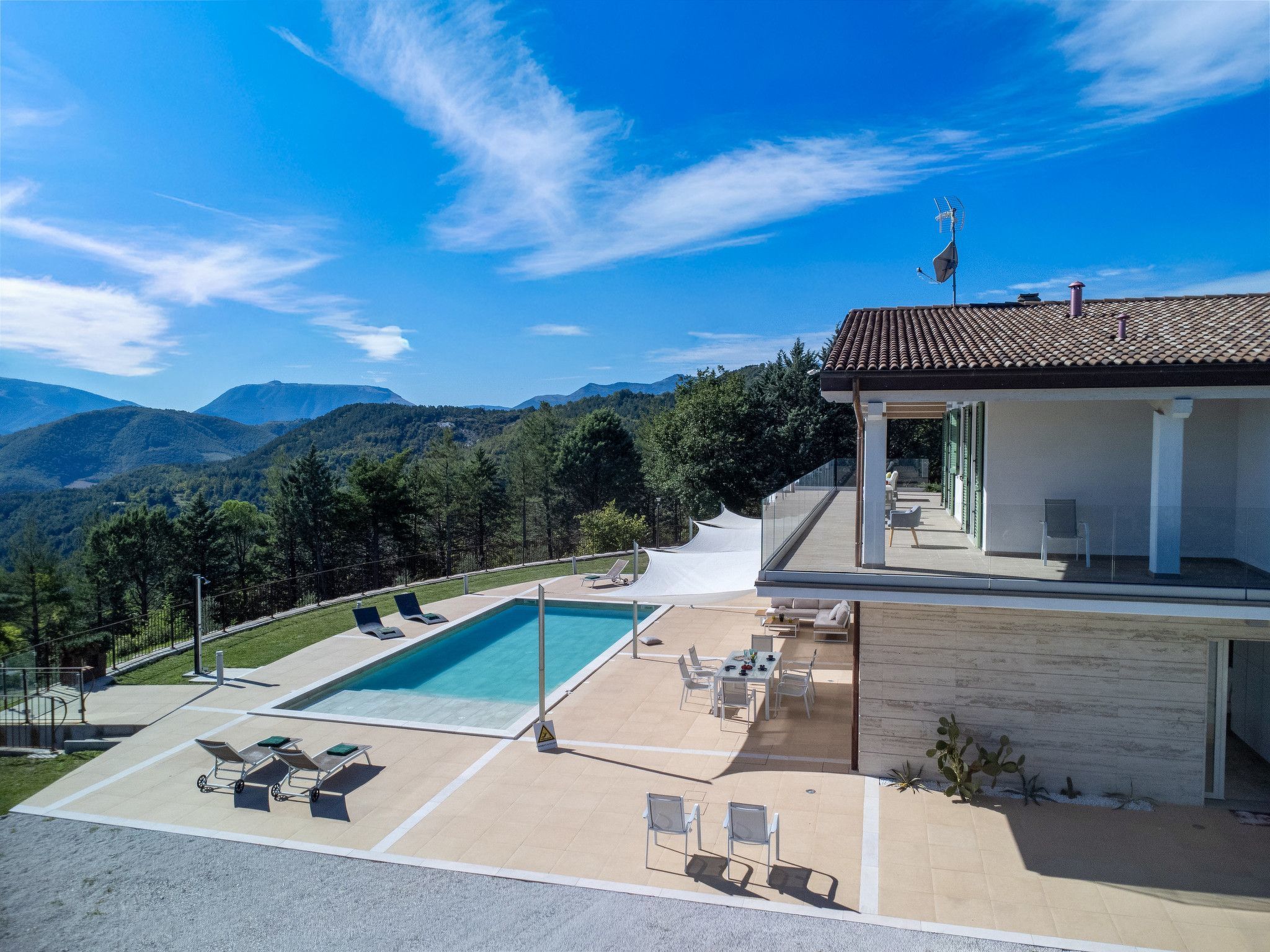 Villa Montefalcone, Außen- und Innenpool-Binnen