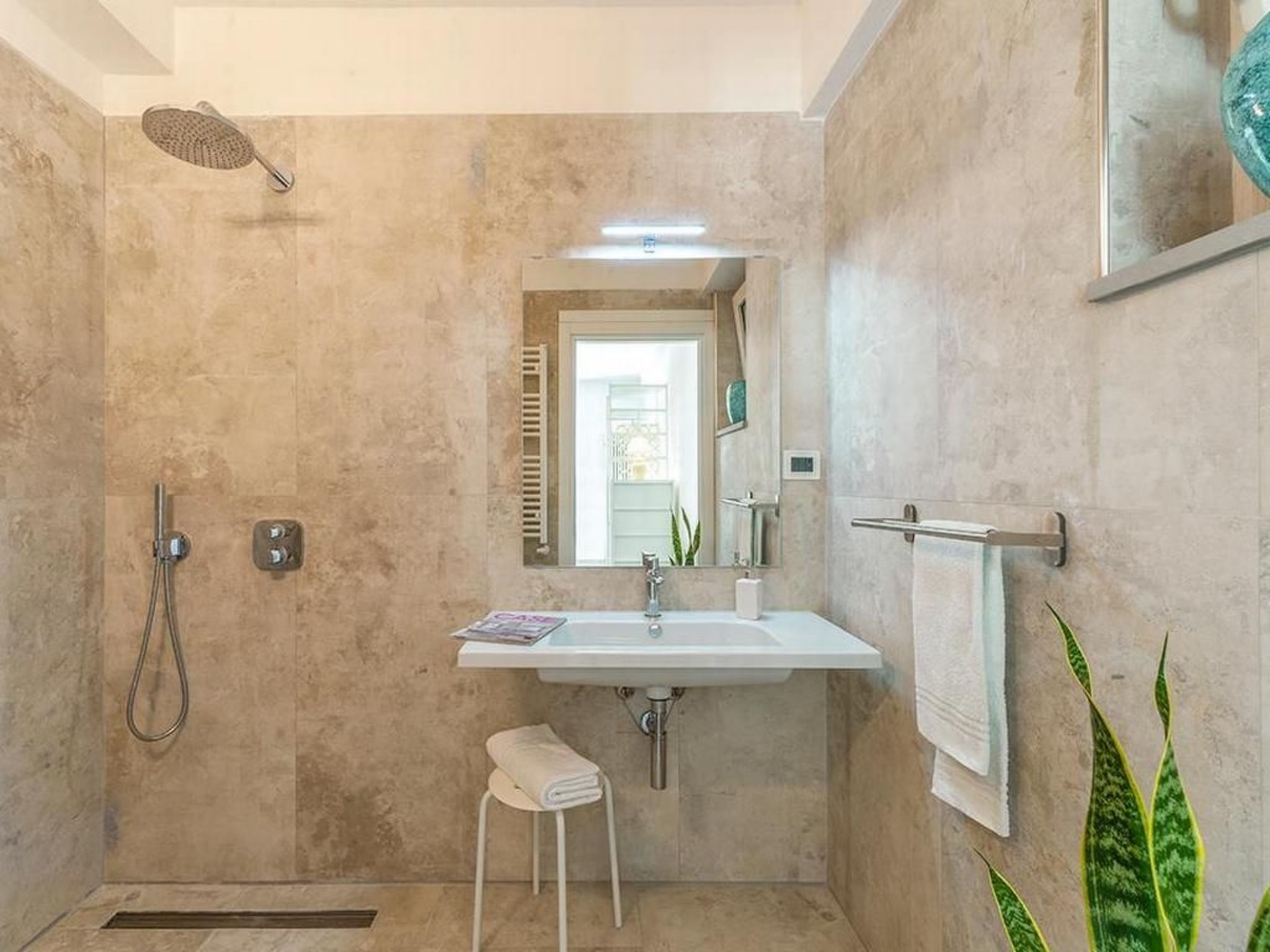 Villa Montefalcone, Außen- und Innenpool-Binnen