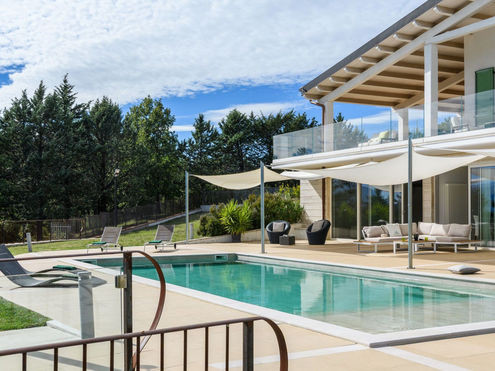 Villa Montefalcone, Außen- und Innenpool-Binnen