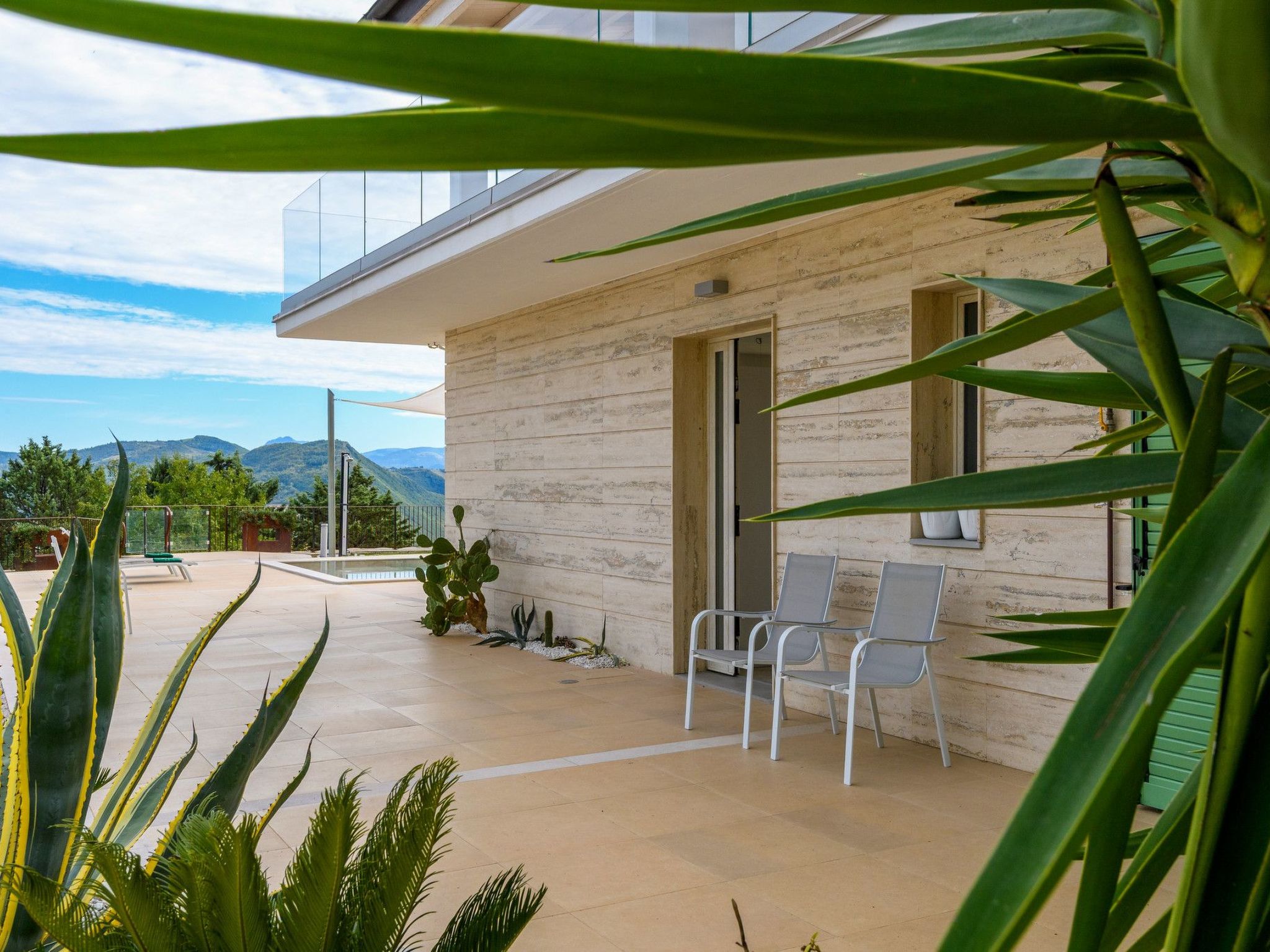 Villa Montefalcone, Außen- und Innenpool-Binnen