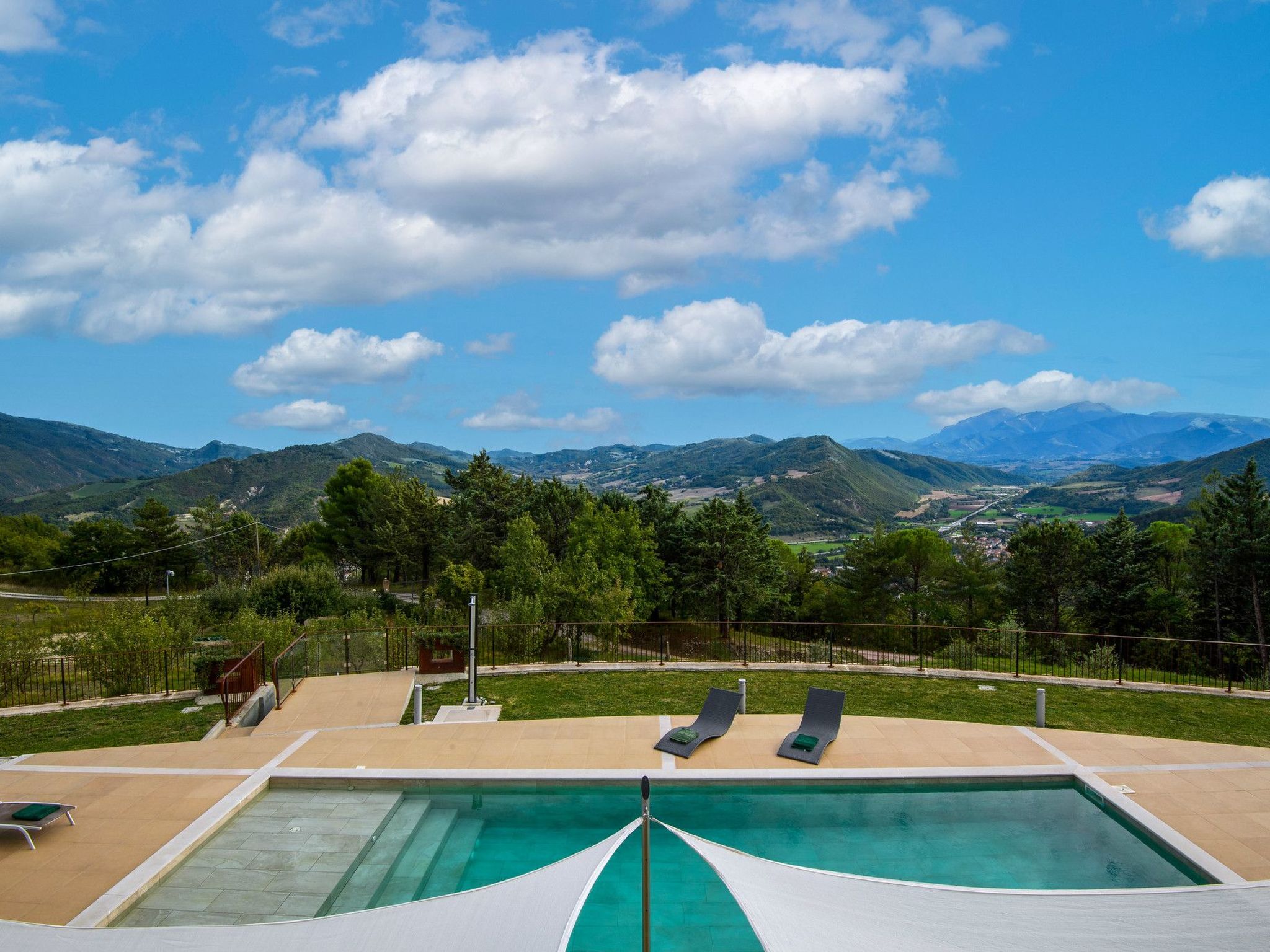 Villa Montefalcone, Außen- und Innenpool-Binnen