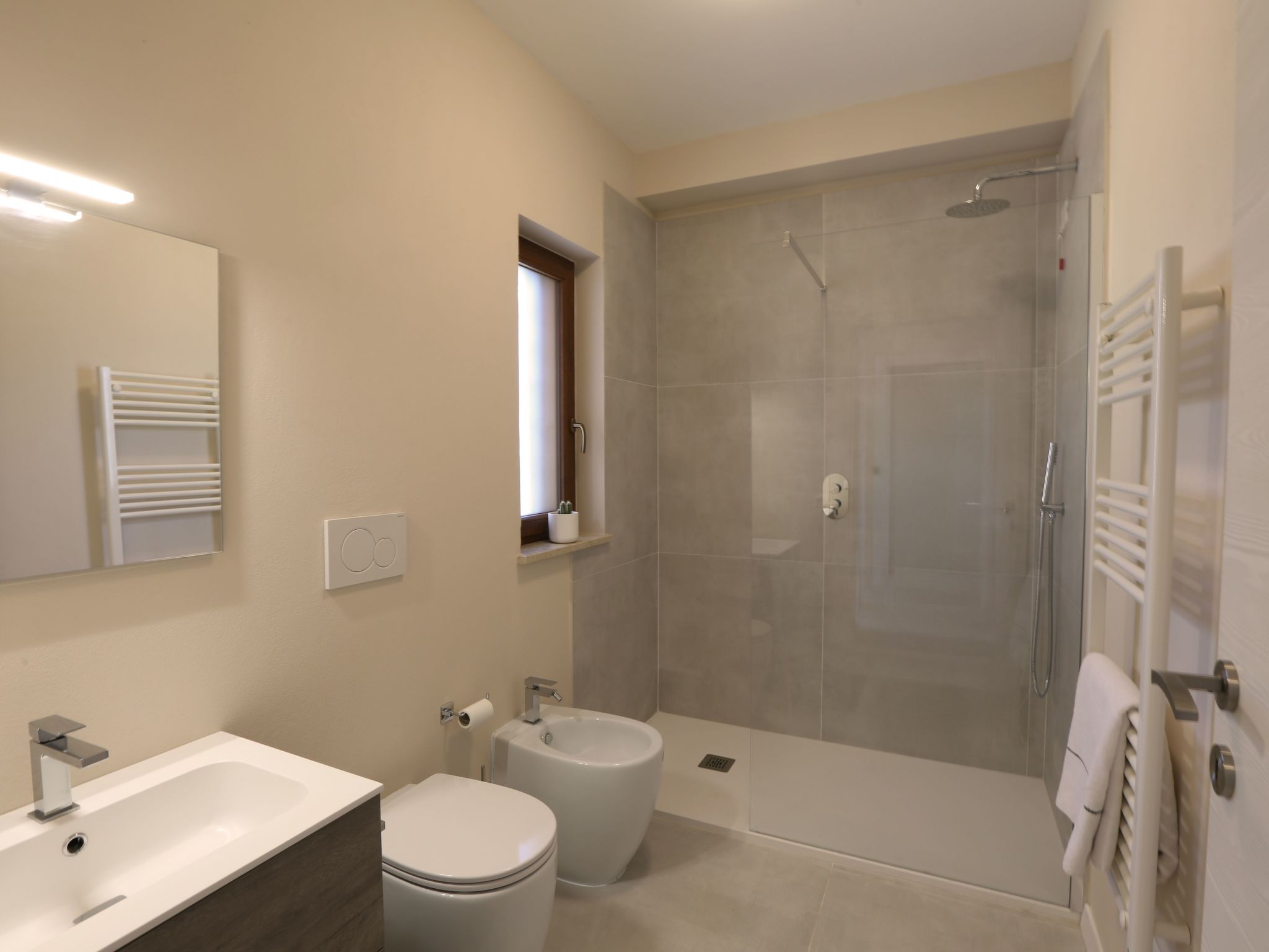 Neue Wohnung mit 2 Zimmern, Veranda und Pool-Binnen