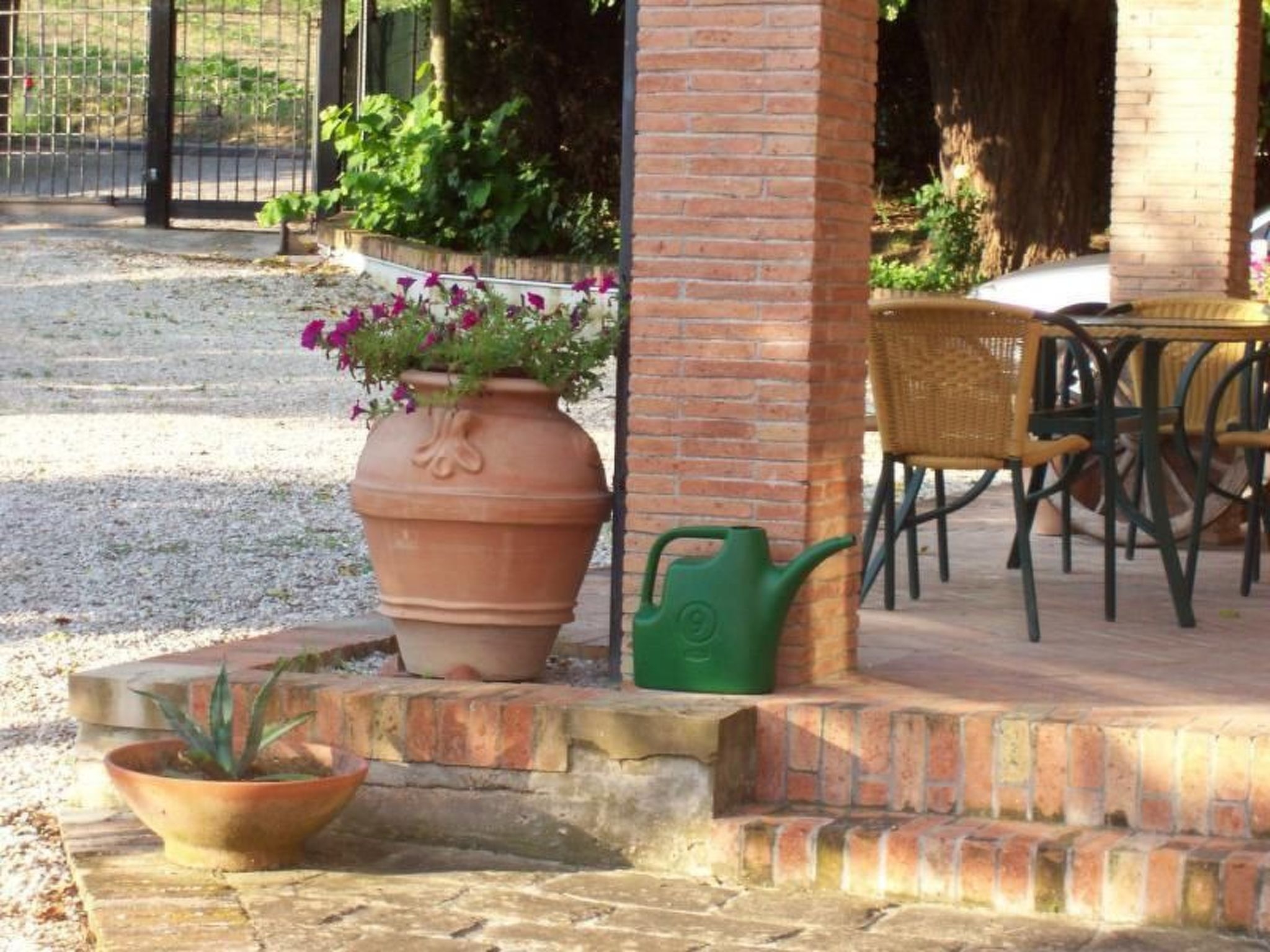 Wohnung mit Gemeinschaftsgarten und Pool-Image-tags.info