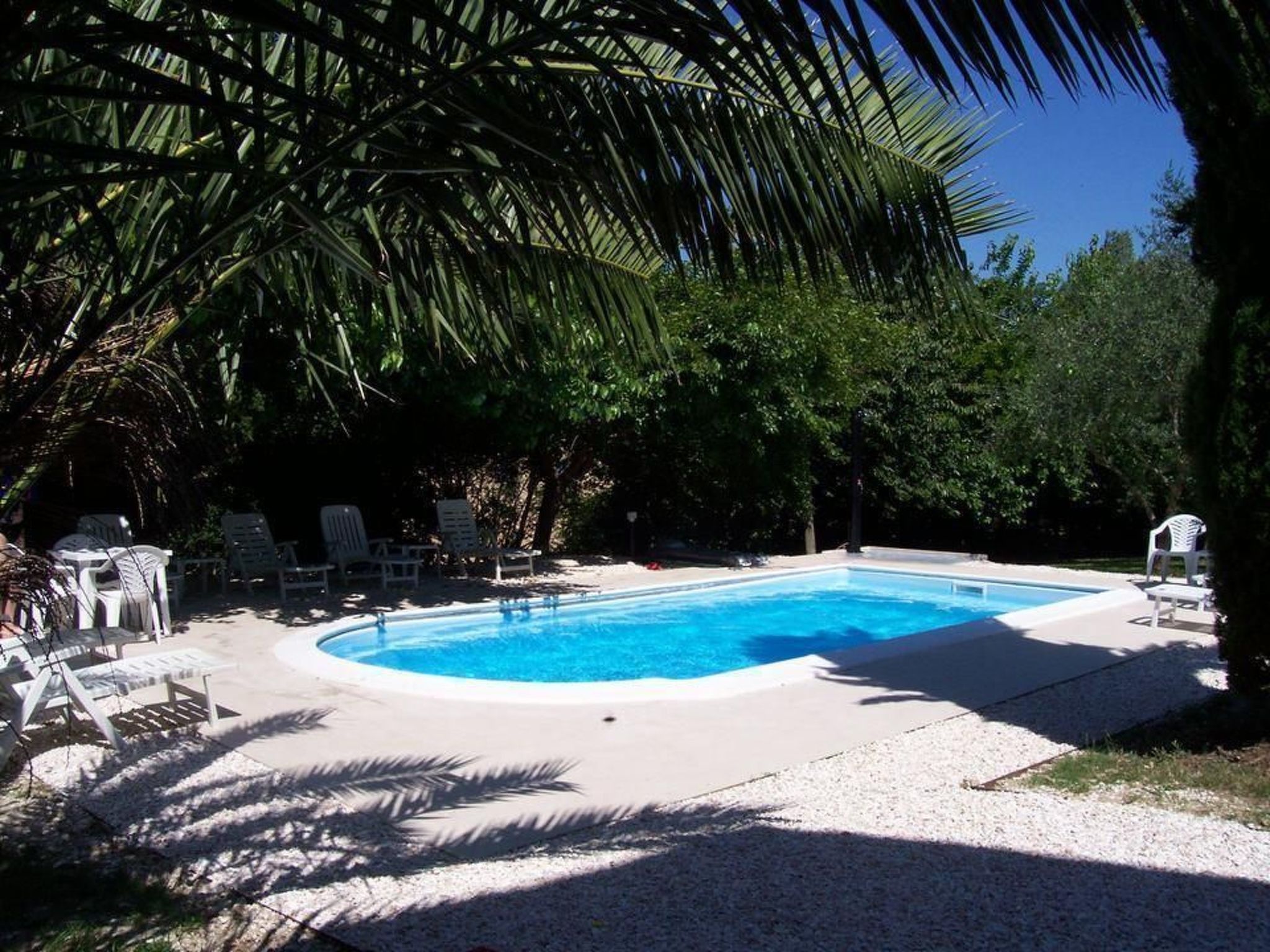 Wohnung mit Gemeinschaftsgarten und Pool-Image-tags.info