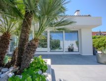 Elegante Villa am Strand, Jacuzzi und Garten
