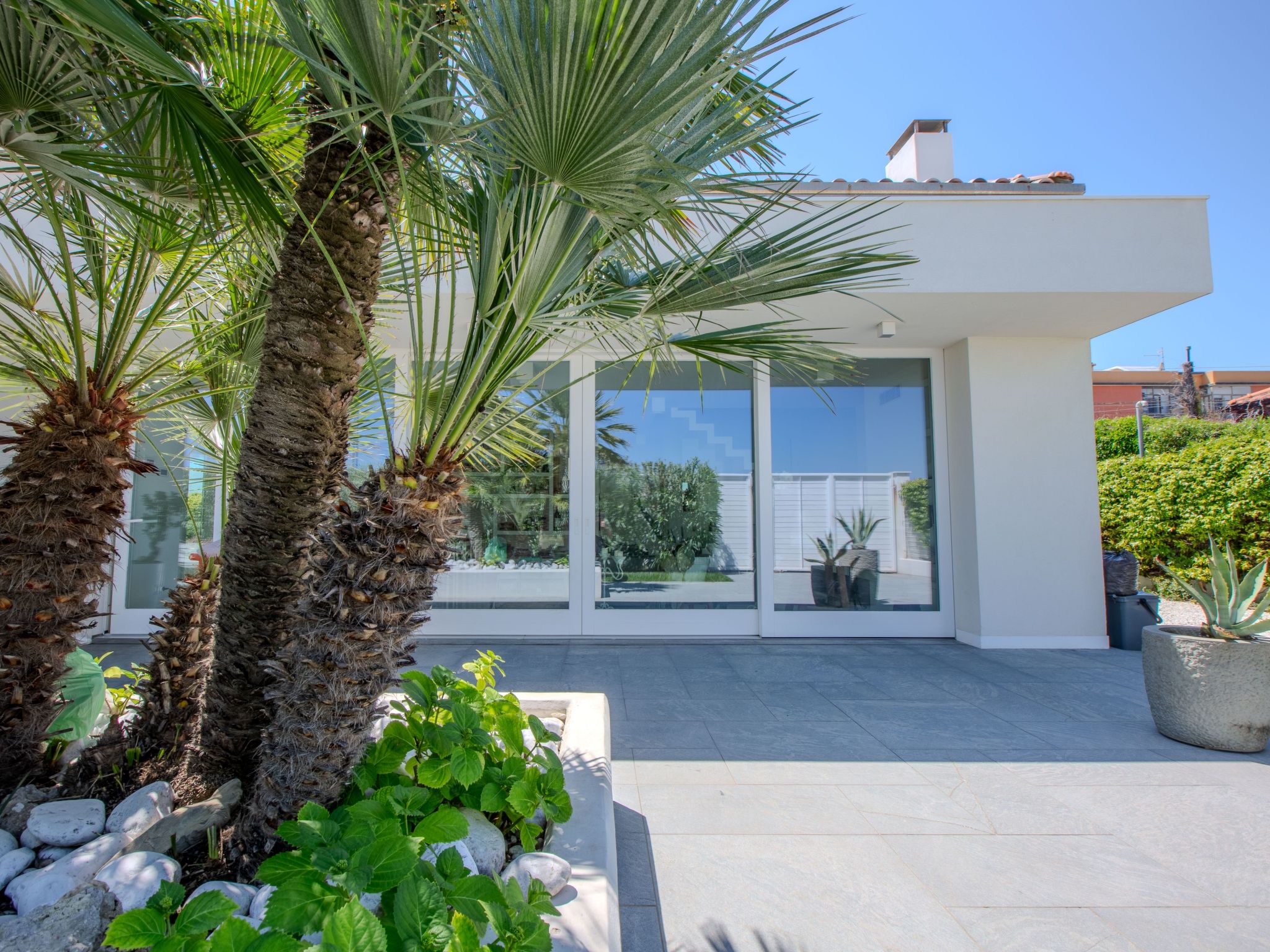 Elegante Villa am Strand, Jacuzzi und Garten