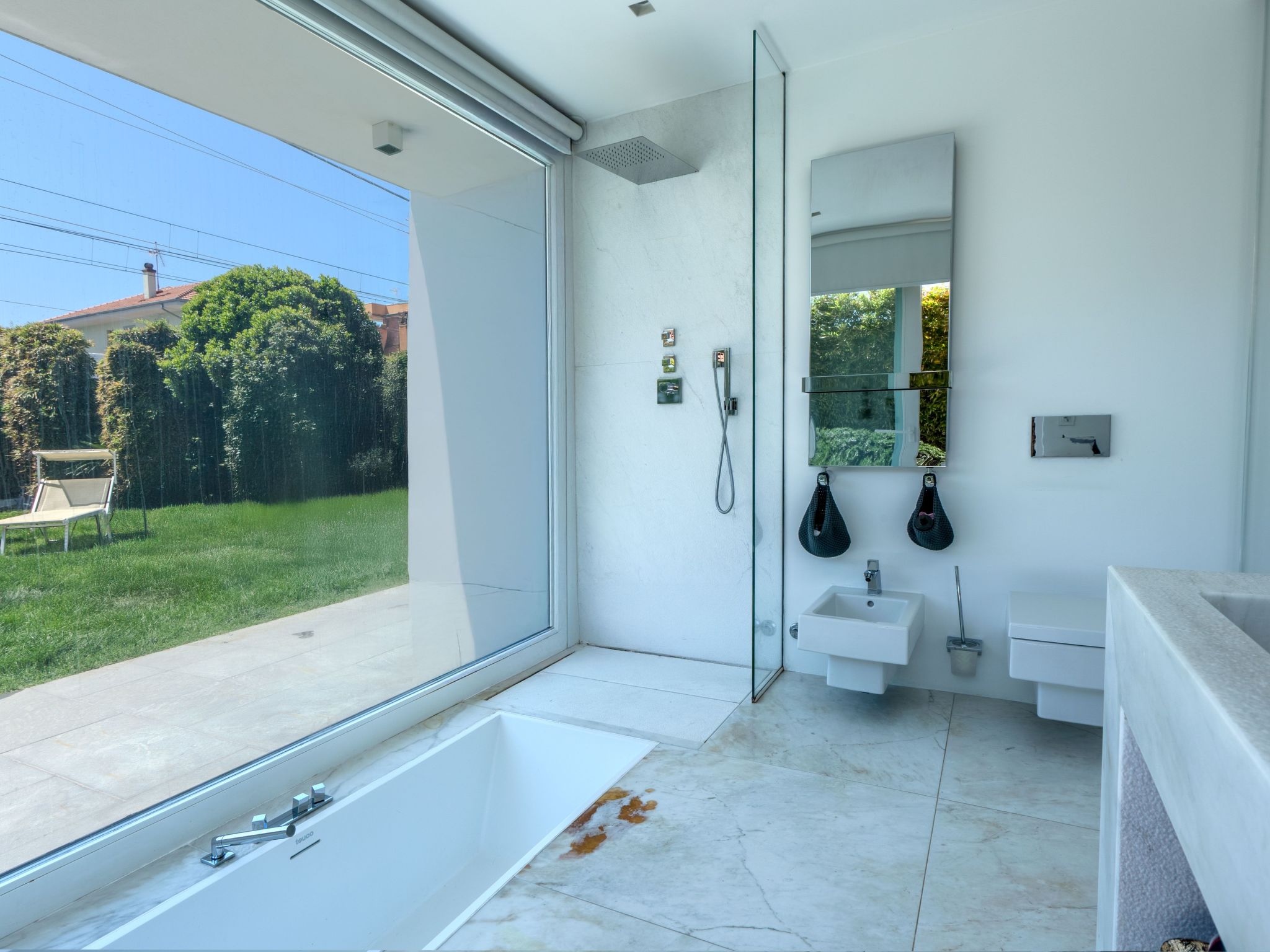 Elegante Villa am Strand, Jacuzzi und Garten