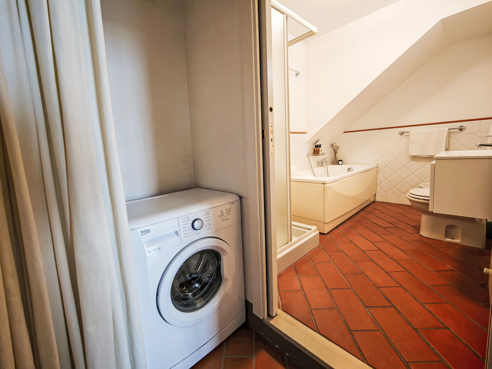 Dimora storica del 1400 con balcone - Inside