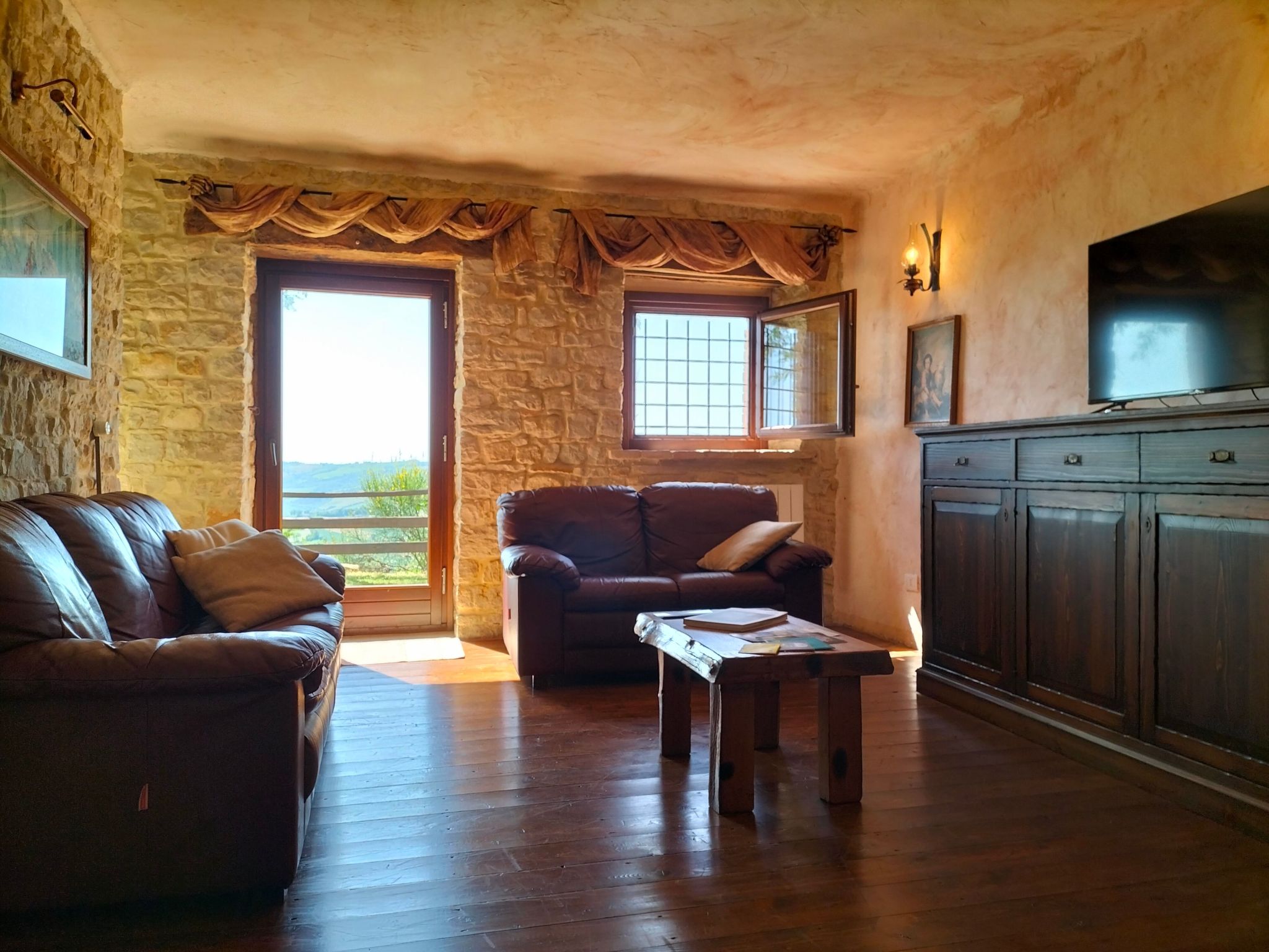 Große Wohnung mit Blick von den Bergen bis zum Meer-Binnen