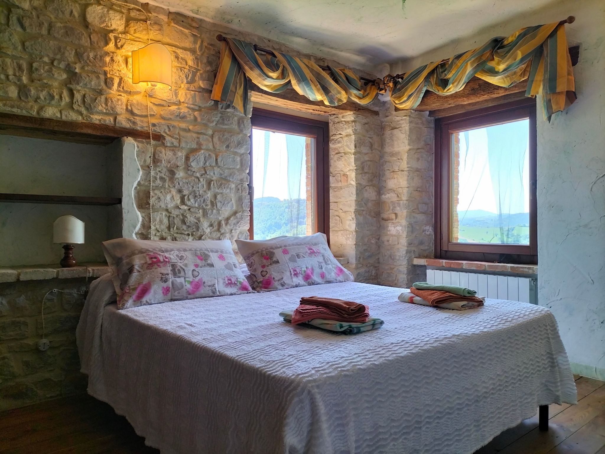 Große Wohnung mit Blick von den Bergen bis zum Meer-Binnen