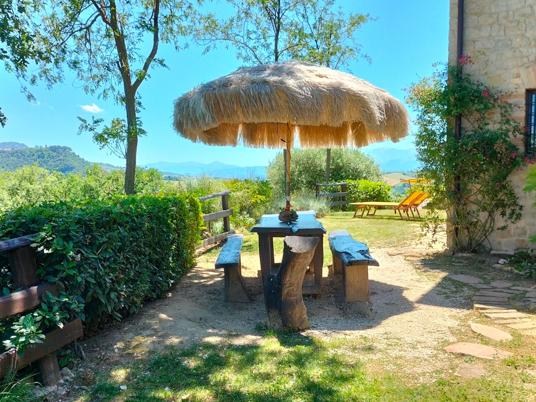 Große Wohnung mit Blick von den Bergen bis zum Meer-Binnen