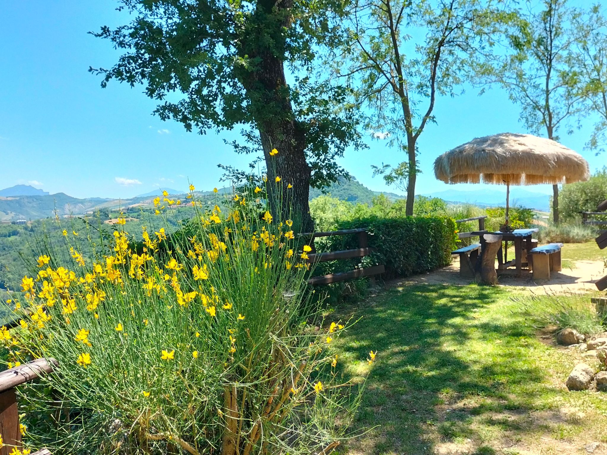 Große Wohnung mit Blick von den Bergen bis zum Meer-Binnen