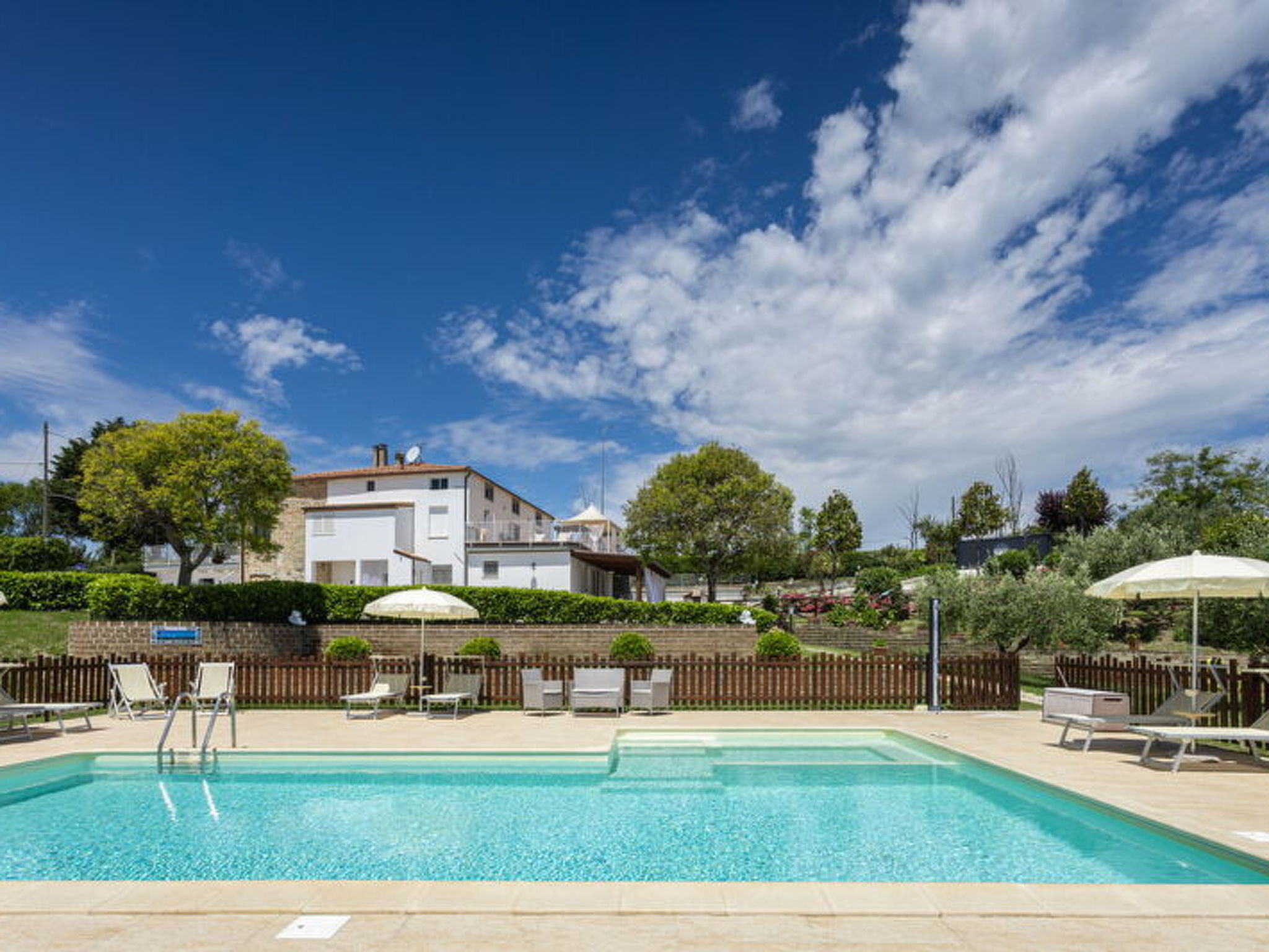 Vakantiehuis met privé zwembad in Carassai (Italië) voor 11 personen