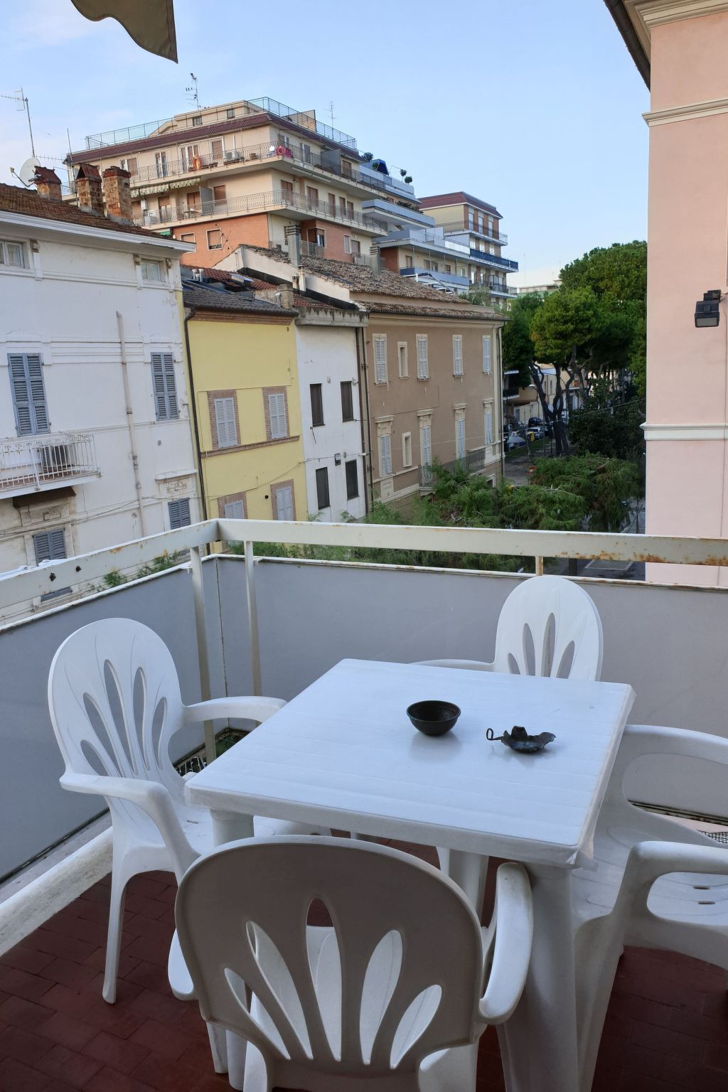 Die Hauptstraße von Grottammare, 50 Meter vom Meer entfernt-Image-tags.info