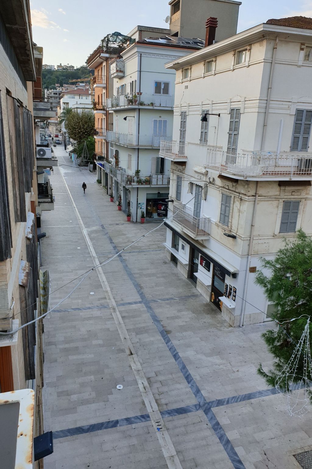 Die Hauptstraße von Grottammare, 50 Meter vom Meer entfernt-Image-tags.info