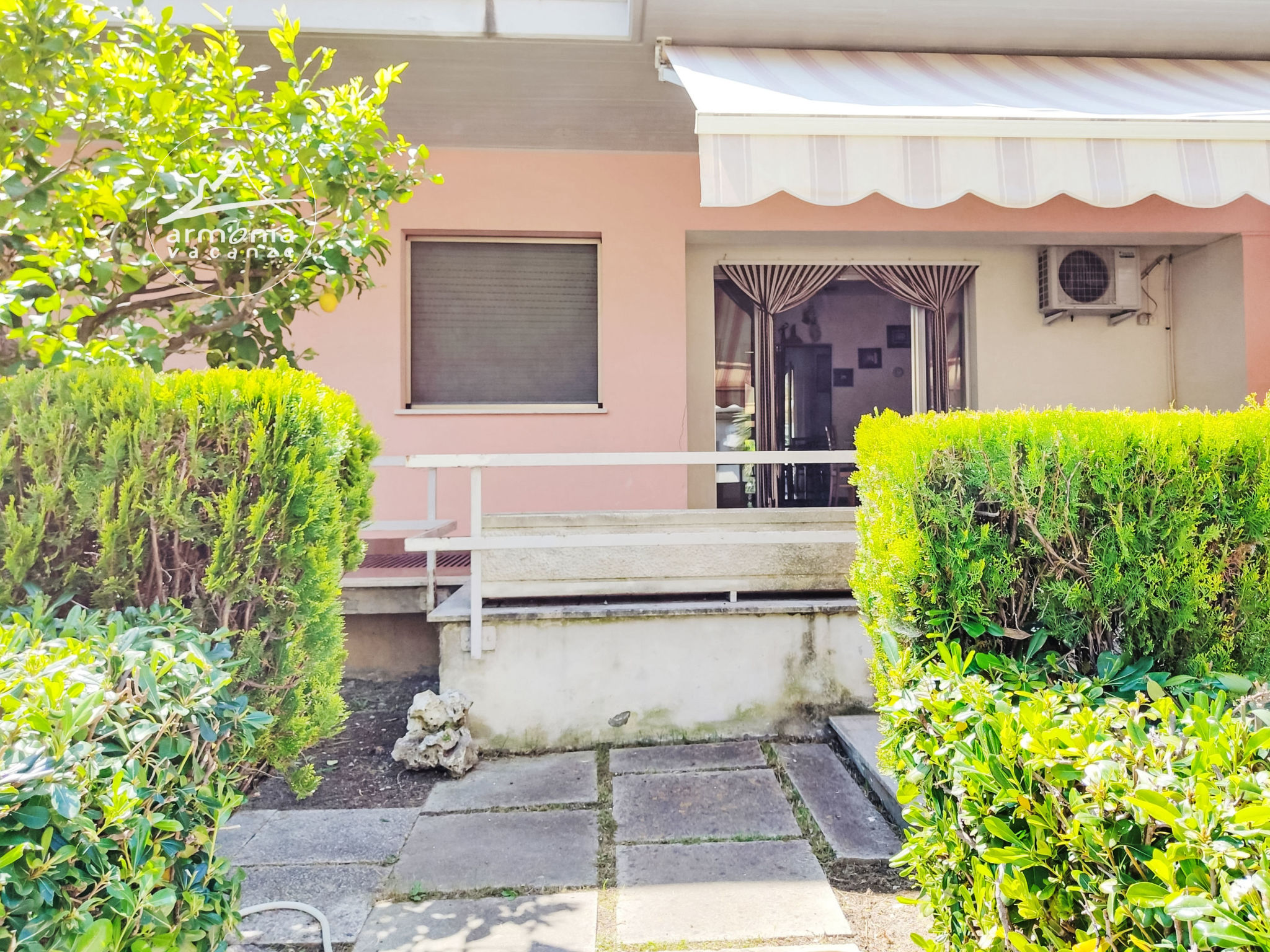 Gemütliche Ferienwohnung in Roseto Degli Abruzzi mit Privatem Garten - Buiten