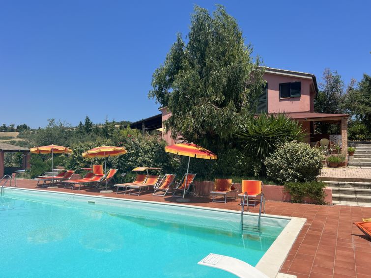 Zonnig appartement in Città Sant'Angelo met groot zwembad in Città Sant'Angelo