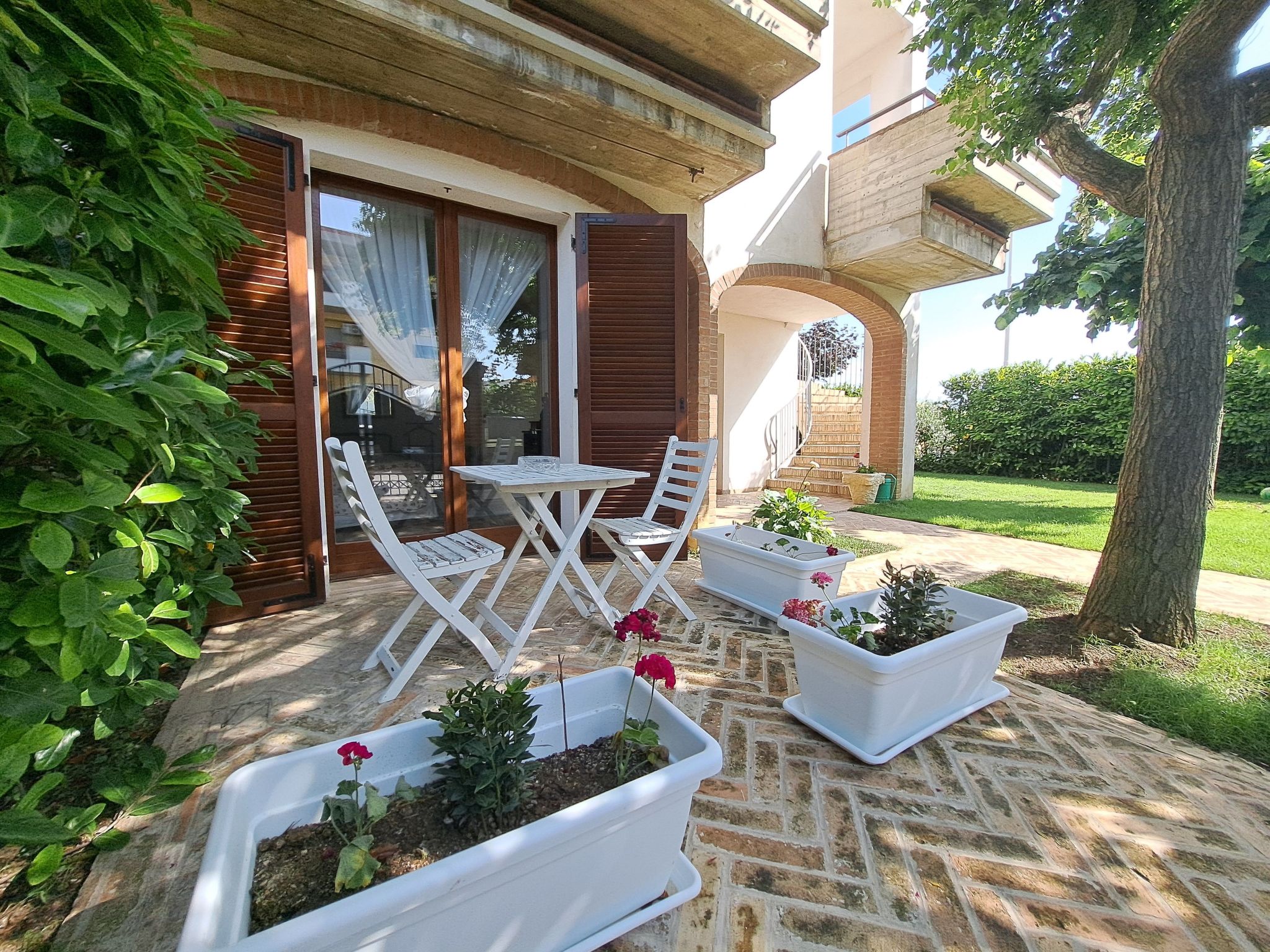 This charming villa located in Loreto Aprutino offers an ideal retreat for two people wishing to explore the beauty of the Abruzzo hills. It is a perfect choice for those seeking tranquillity without ..