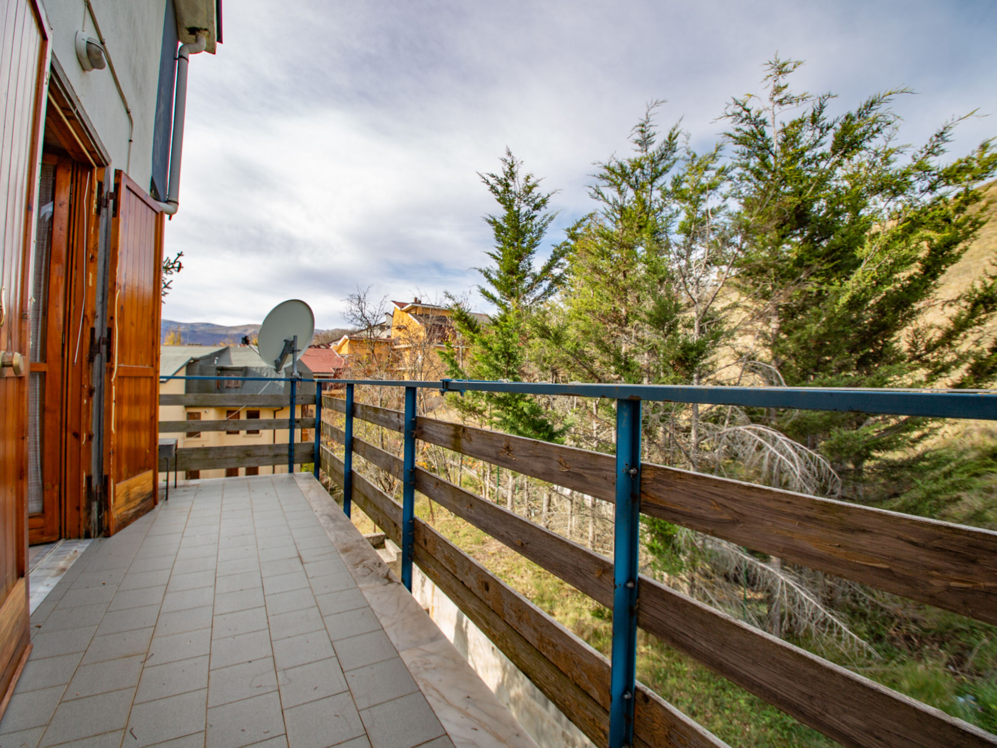 "La Collina", appartement 2-kamers 55 m2 op de 4e verdieping. Gedeeltelijk gerenoveerd in 2018, doelmatig en met veel hout ingericht: woon-/eetkamer met 1 2-pers divanbed (160 cm, lengte 180 cm). Uitg..