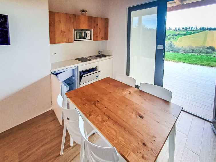 "Roseto Apartments Trilo 2", appartement 3-kamers 55 m2, op de begane grond. Het objekt is geschikt voor. Zeer doelmatig en mooi ingericht: woon-/eetkamer met TV en air-conditioning. Uitgang naar de t..