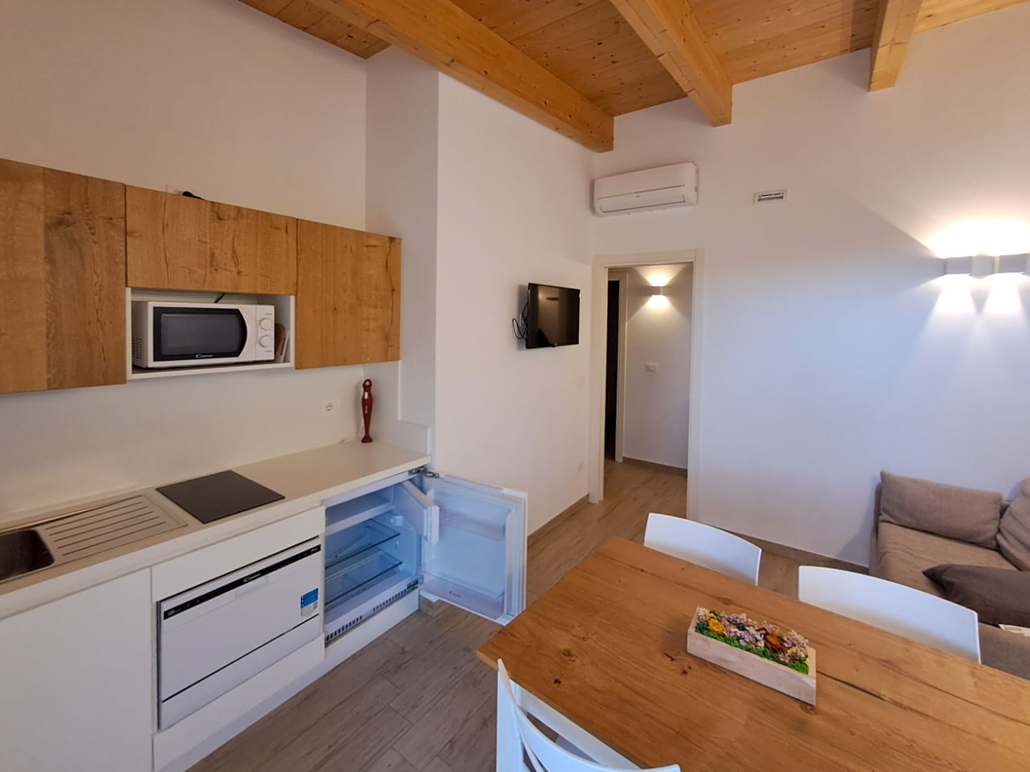 "Roseto Apartments Trilo 3", appartement 3-kamers 55 m2, op de begane grond. Het objekt is geschikt voor. Zeer doelmatig en mooi ingericht: woon-/eetkamer met TV en air-conditioning. Uitgang naar de t..