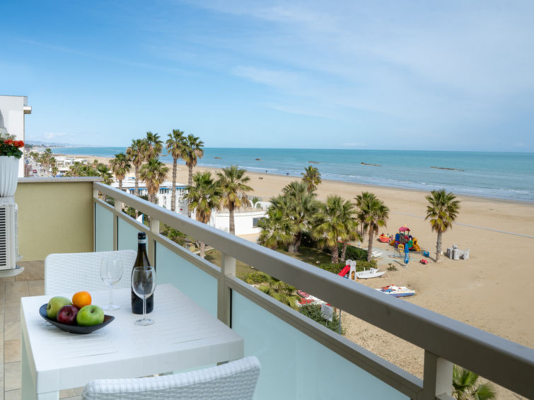 Aan het strand: Modern appartement met zeezicht in Roseto degli Abruzzi in Roseto degli Abruzzi
