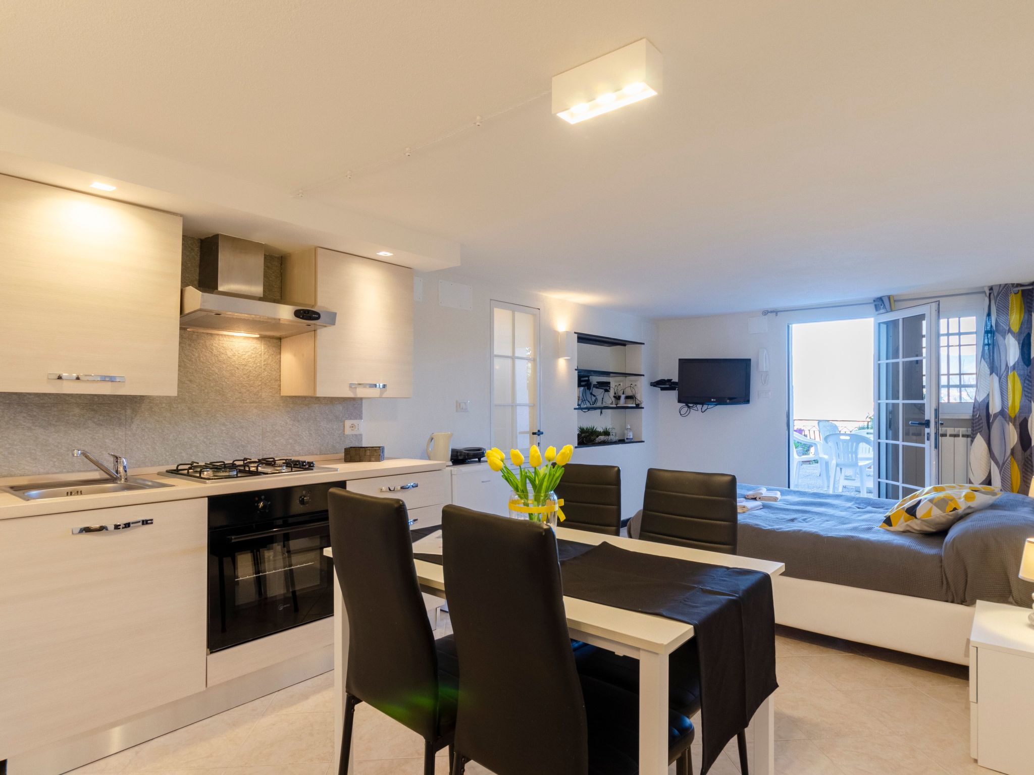 Einzimmerwohnung mit Terrasse und Blick auf den Berg