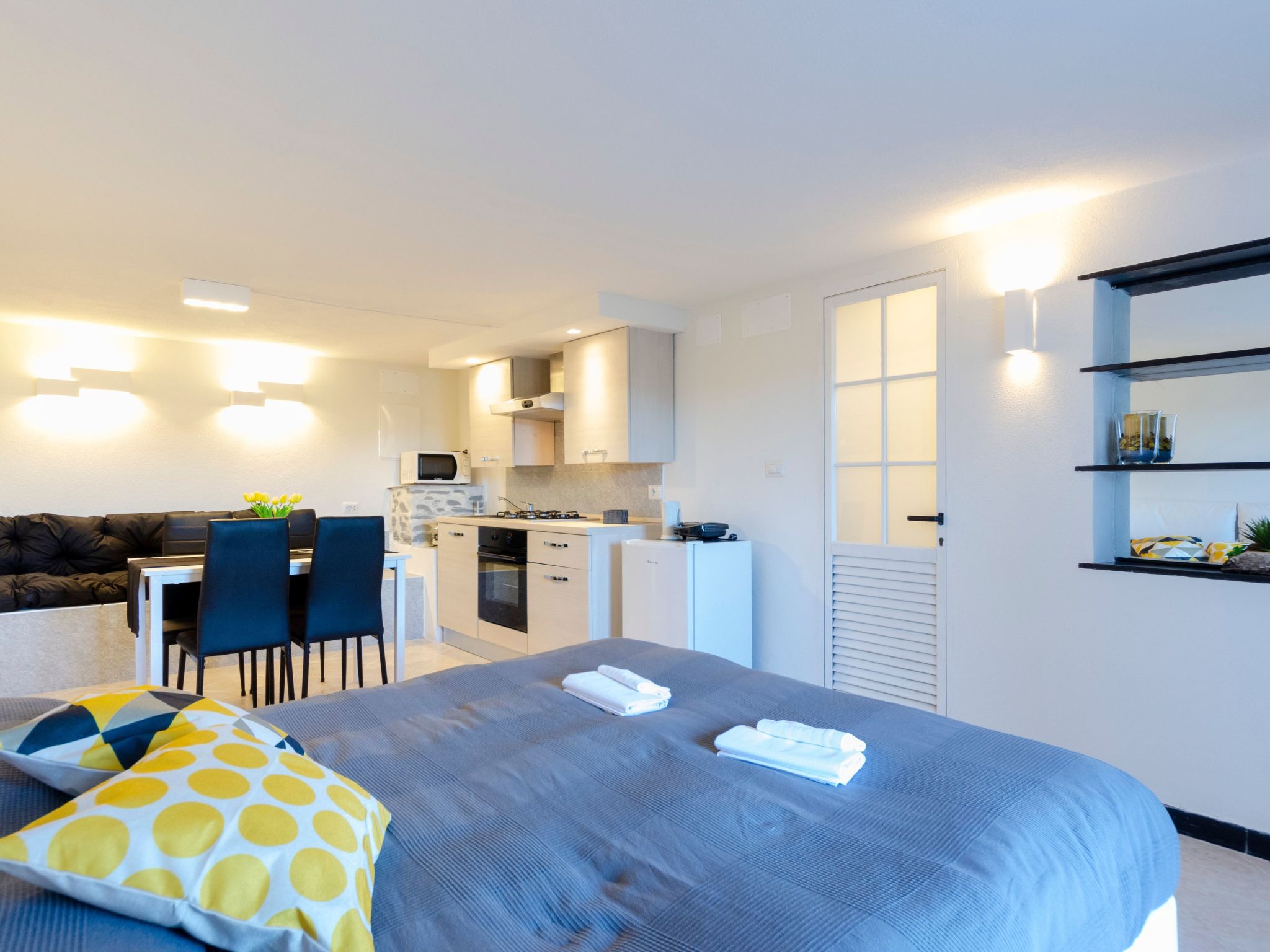 Einzimmerwohnung mit Terrasse und Blick auf den Berg-Image-tags.info