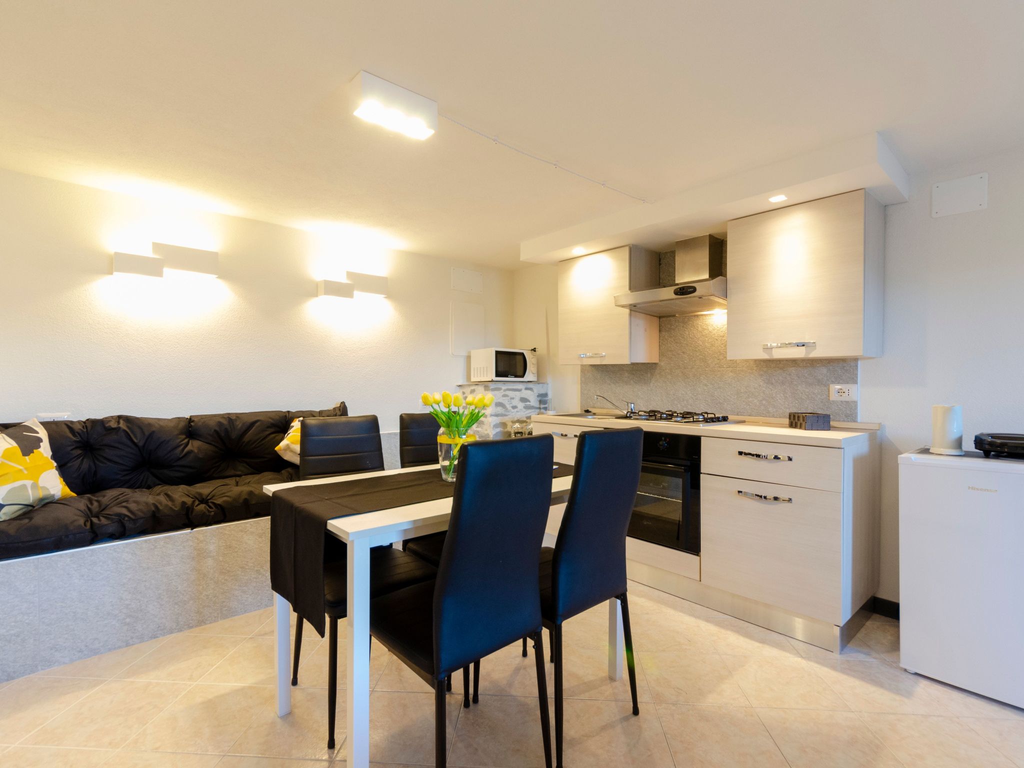 Einzimmerwohnung mit Terrasse und Blick auf den Berg-Image-tags.info