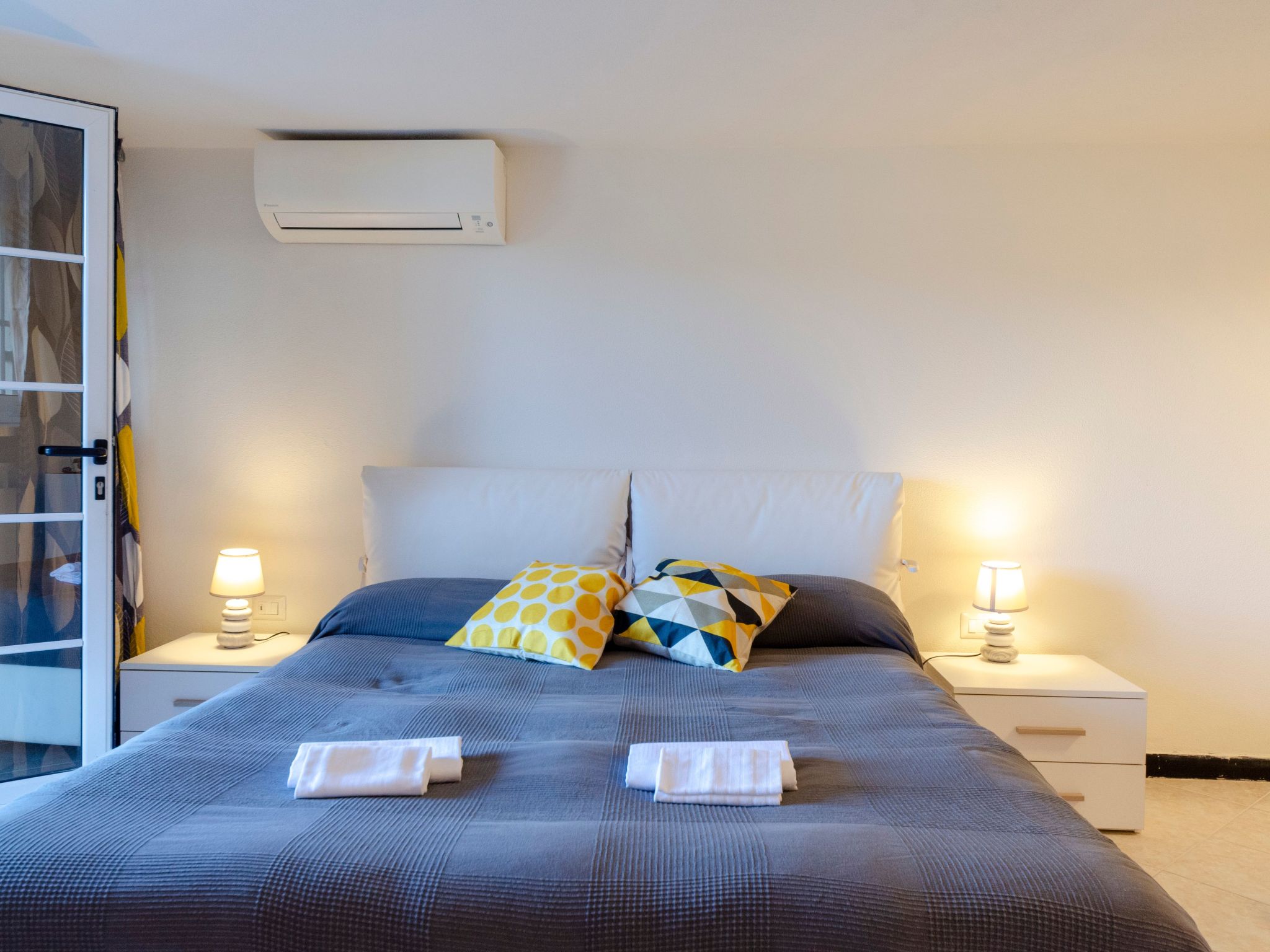 Einzimmerwohnung mit Terrasse und Blick auf den Berg-Image-tags.info