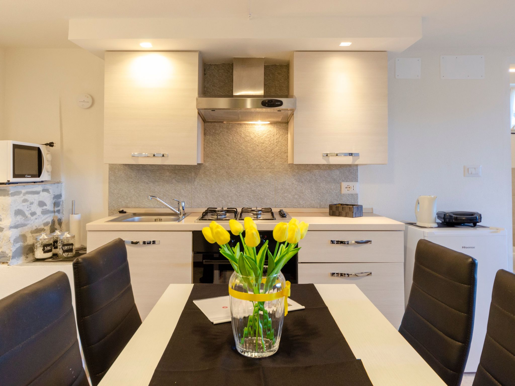 Einzimmerwohnung mit Terrasse und Blick auf den Berg-Image-tags.info