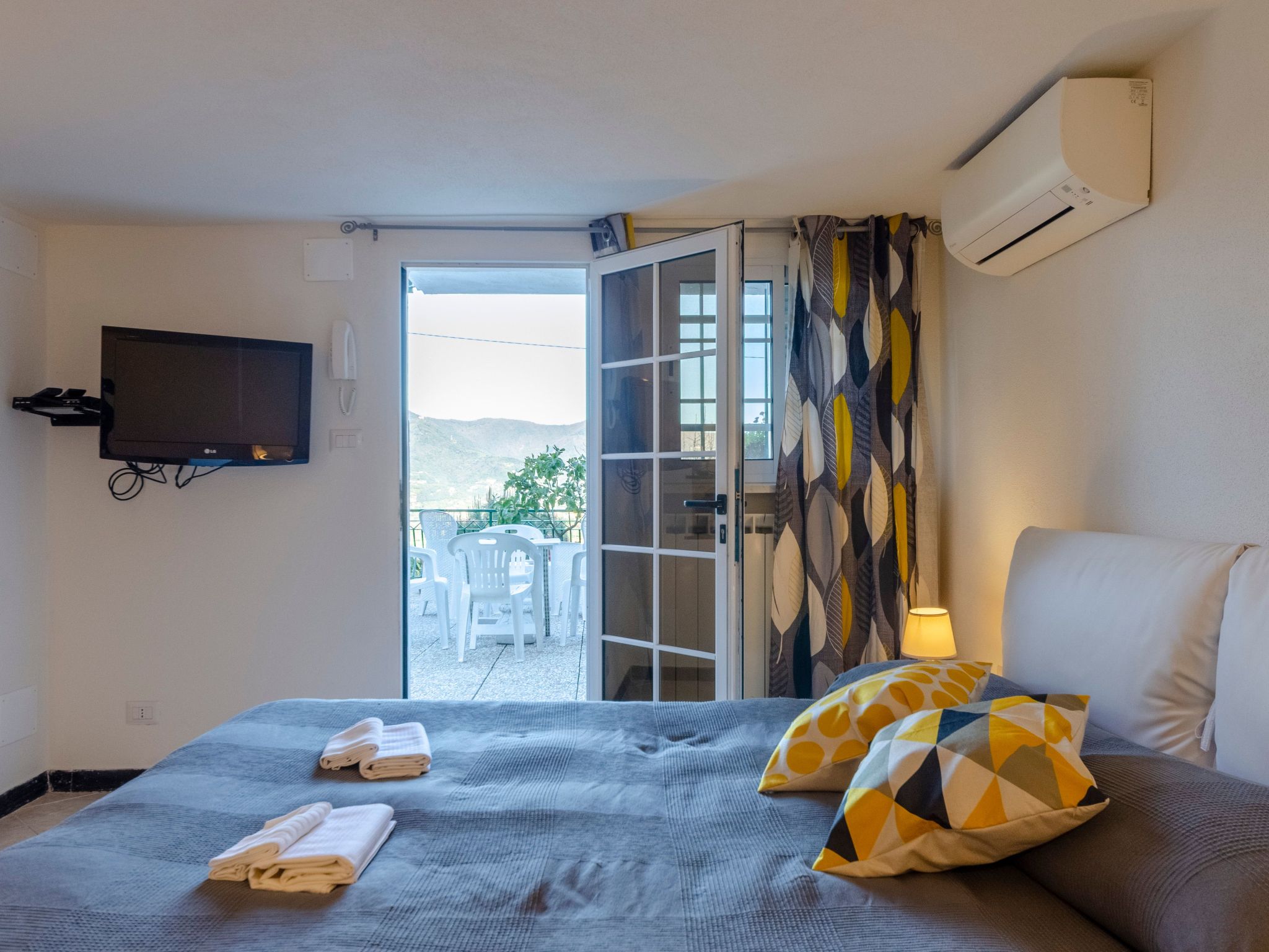 Einzimmerwohnung mit Terrasse und Blick auf den Berg-Image-tags.info