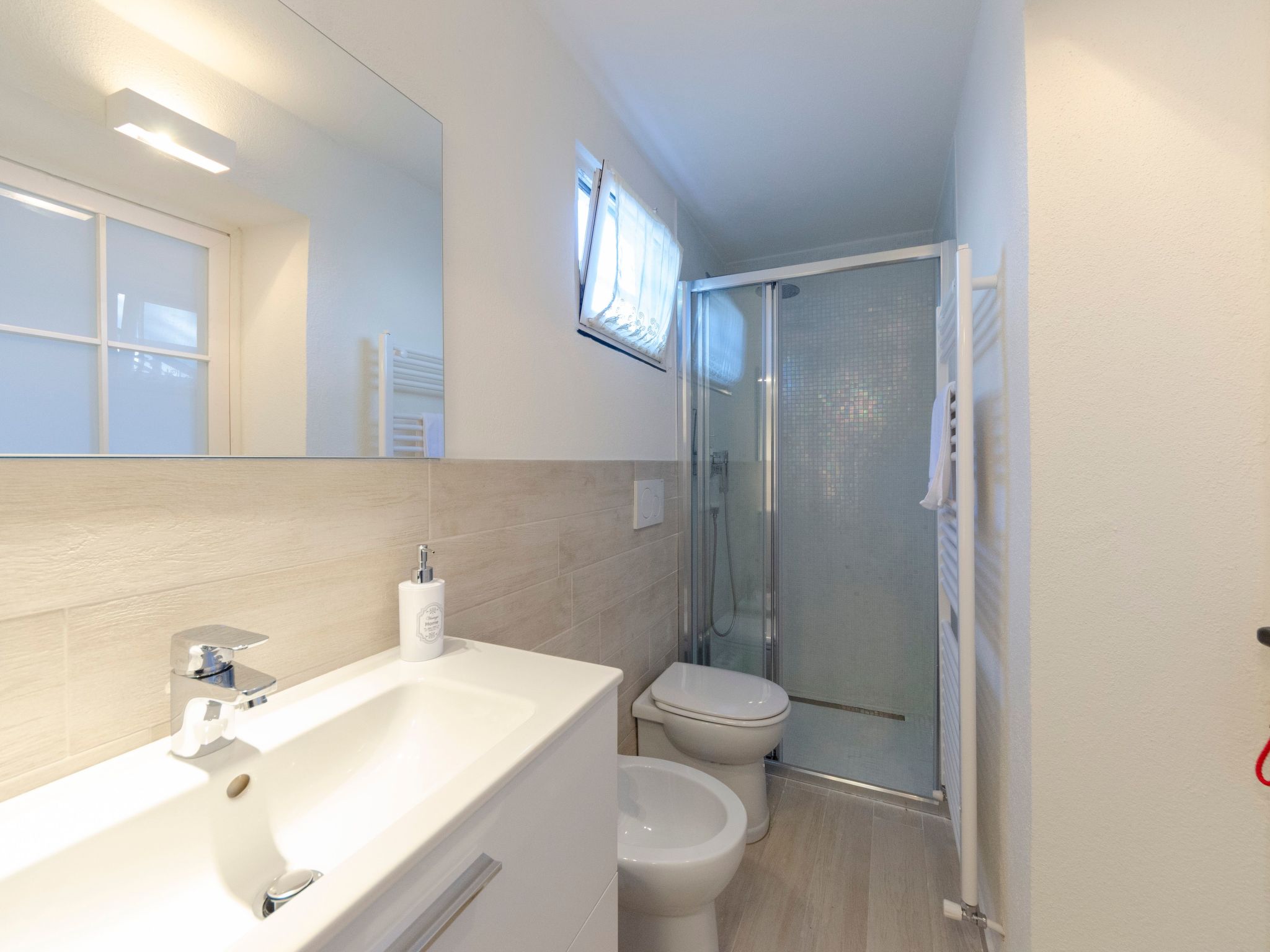 Einzimmerwohnung mit Terrasse und Blick auf den Berg-Image-tags.info