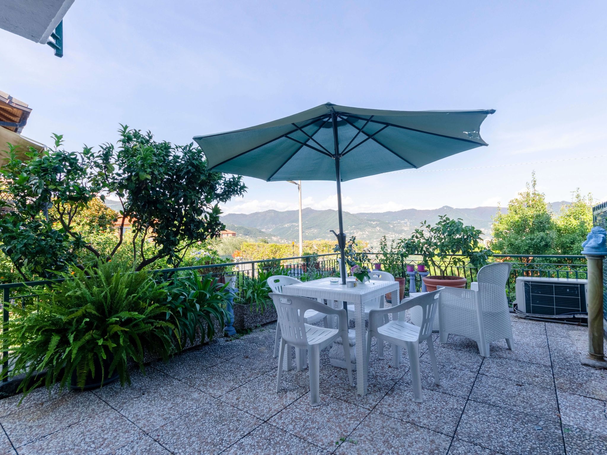 Einzimmerwohnung mit Terrasse und Blick auf den Berg-Image-tags.info