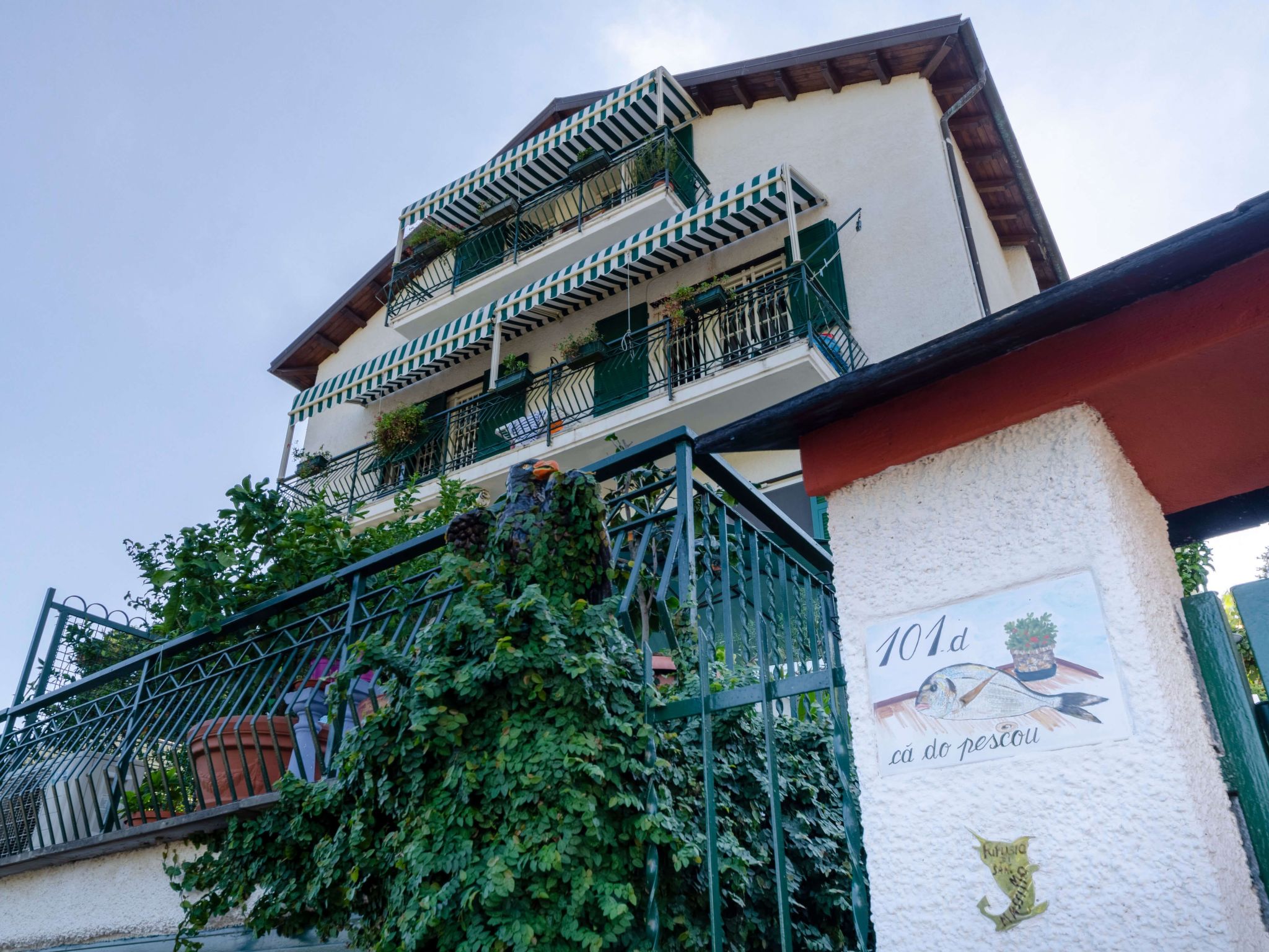 Einzimmerwohnung mit Terrasse und Blick auf den Berg-Image-tags.info