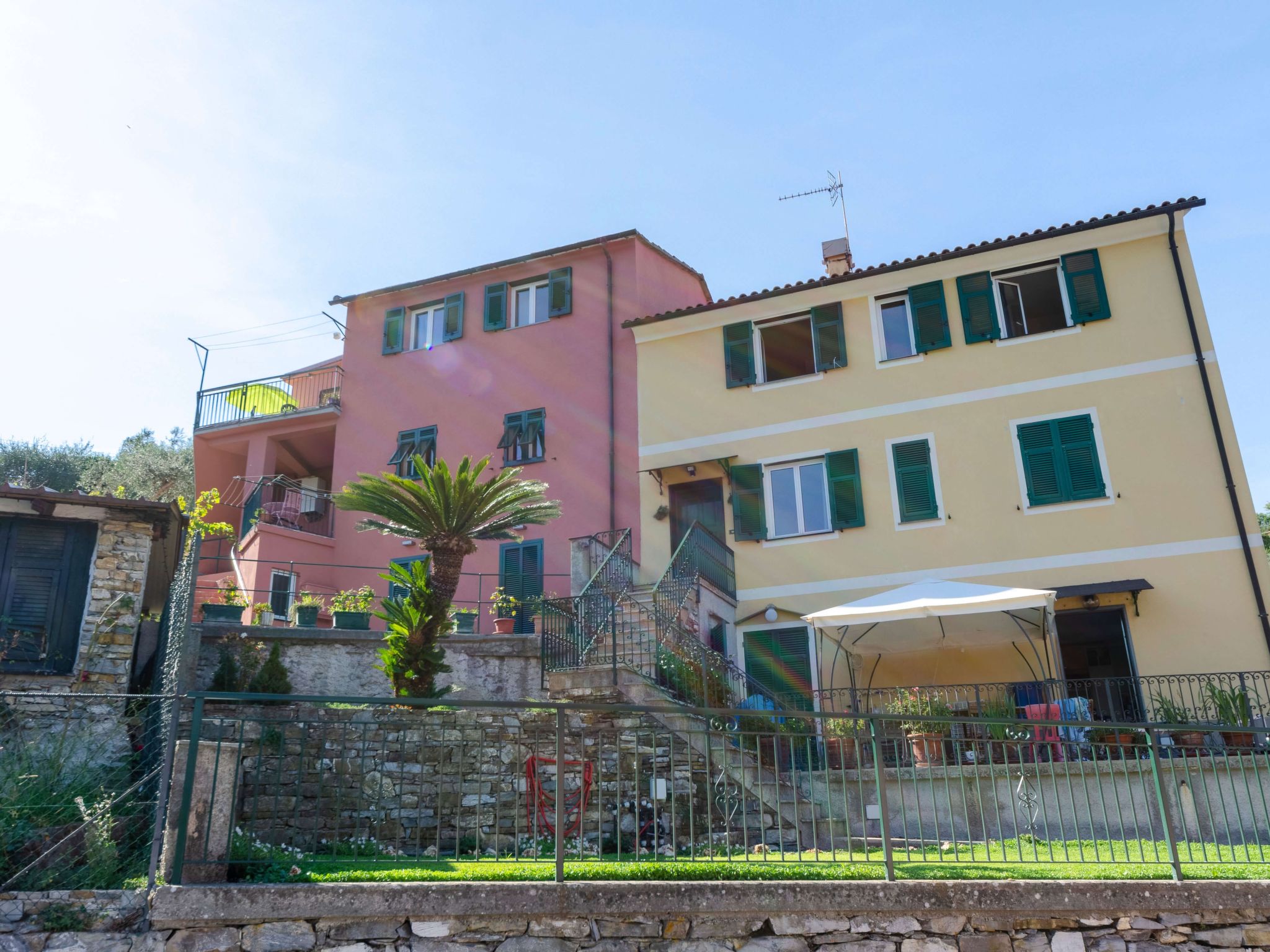 Wohnung im zweiten Stock mit Parkplatz und Garten