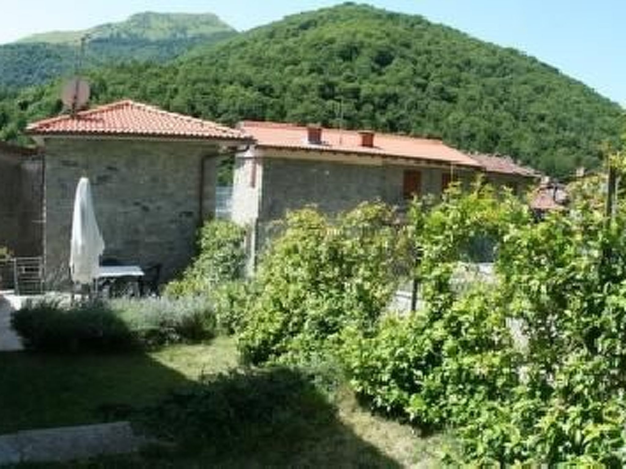 Ferienhaus mit umzäuntem Garten in Guamo (Italien) und 1 Hund erlaubt
