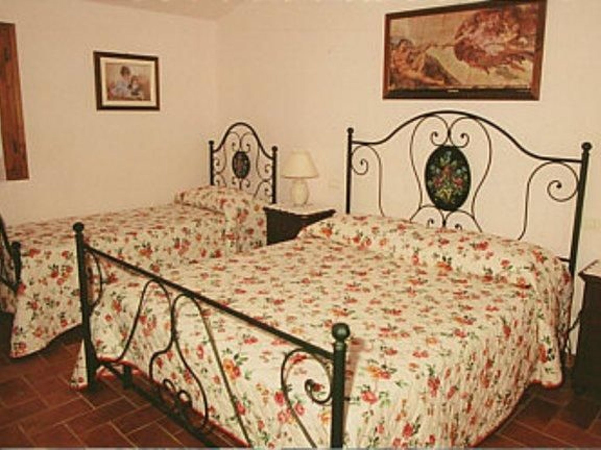 Mit möbliertem Balkon