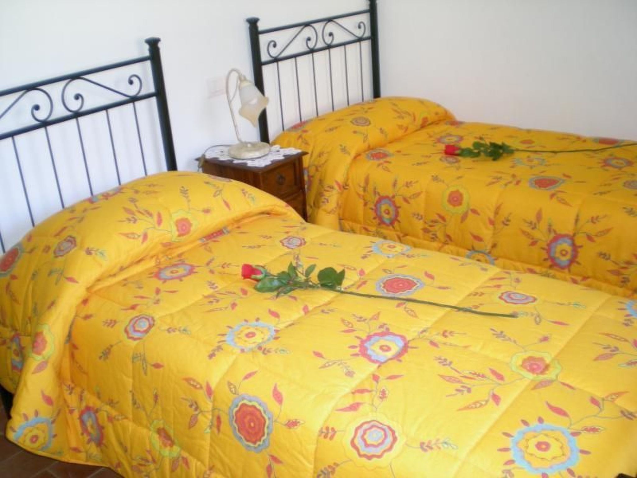 Mit möbliertem Balkon-Drinnen